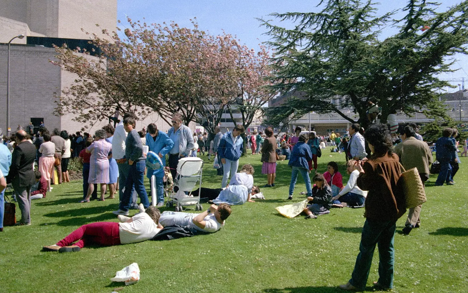 Crowds hang out on the grass by the Theatre Royal, from Uni: The Lord Mayor's Procession, Plymouth, Devon - 21st May 1986