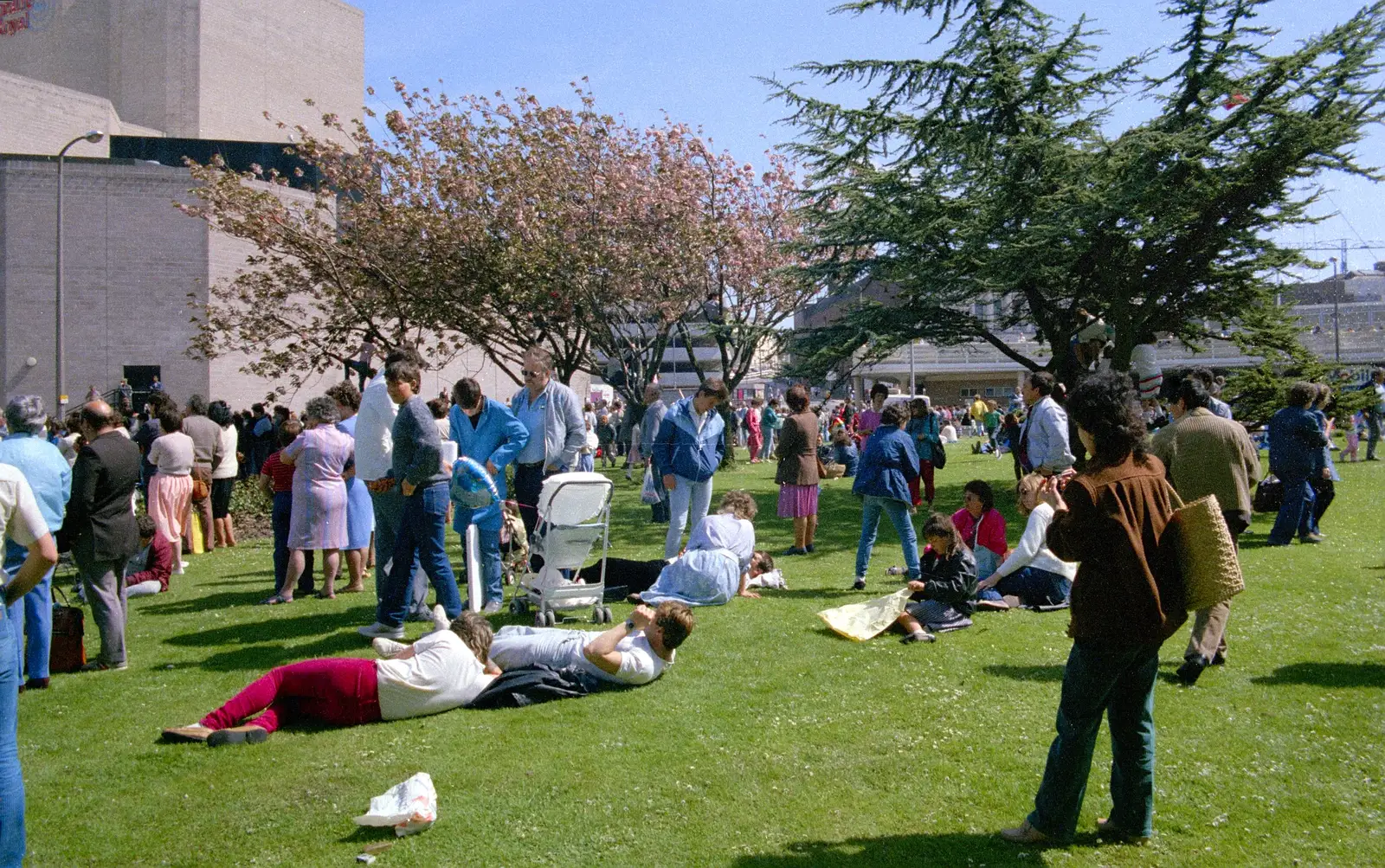 Crowds hang out on the grass by the Theatre Royal, from Uni: The Lord Mayor's Procession, Plymouth, Devon - 24th May 1986