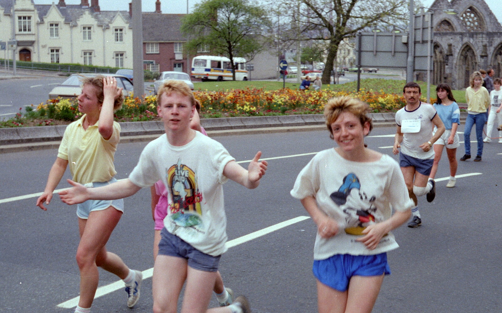 More of the Psychology group at Charles Church from Uni: Sport Aid - Run The World, Plymouth, Devon - 25th May 1986
