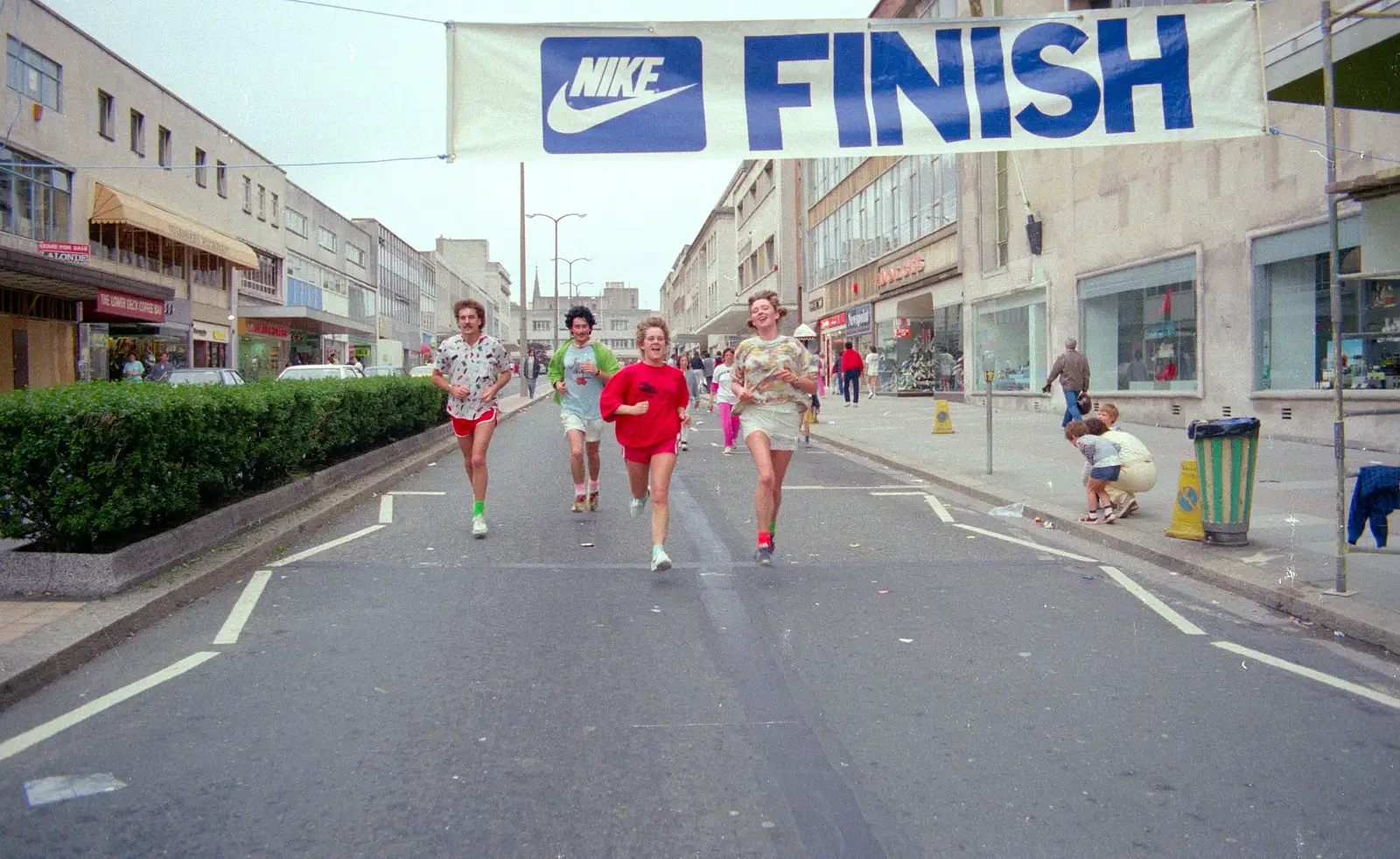 Sam, Mark, ? and Ally Flemming run to the finish, from Uni: Sport Aid - Run The World, Plymouth, Devon - 25th May 1986