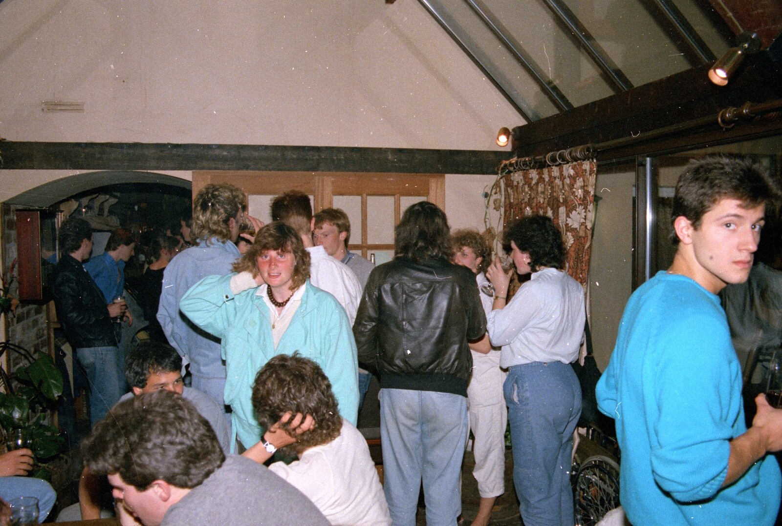 Uni: Gill Leaves the James Street Vaults, Plymouth - 30th May 1986: People mill around in the conservatory