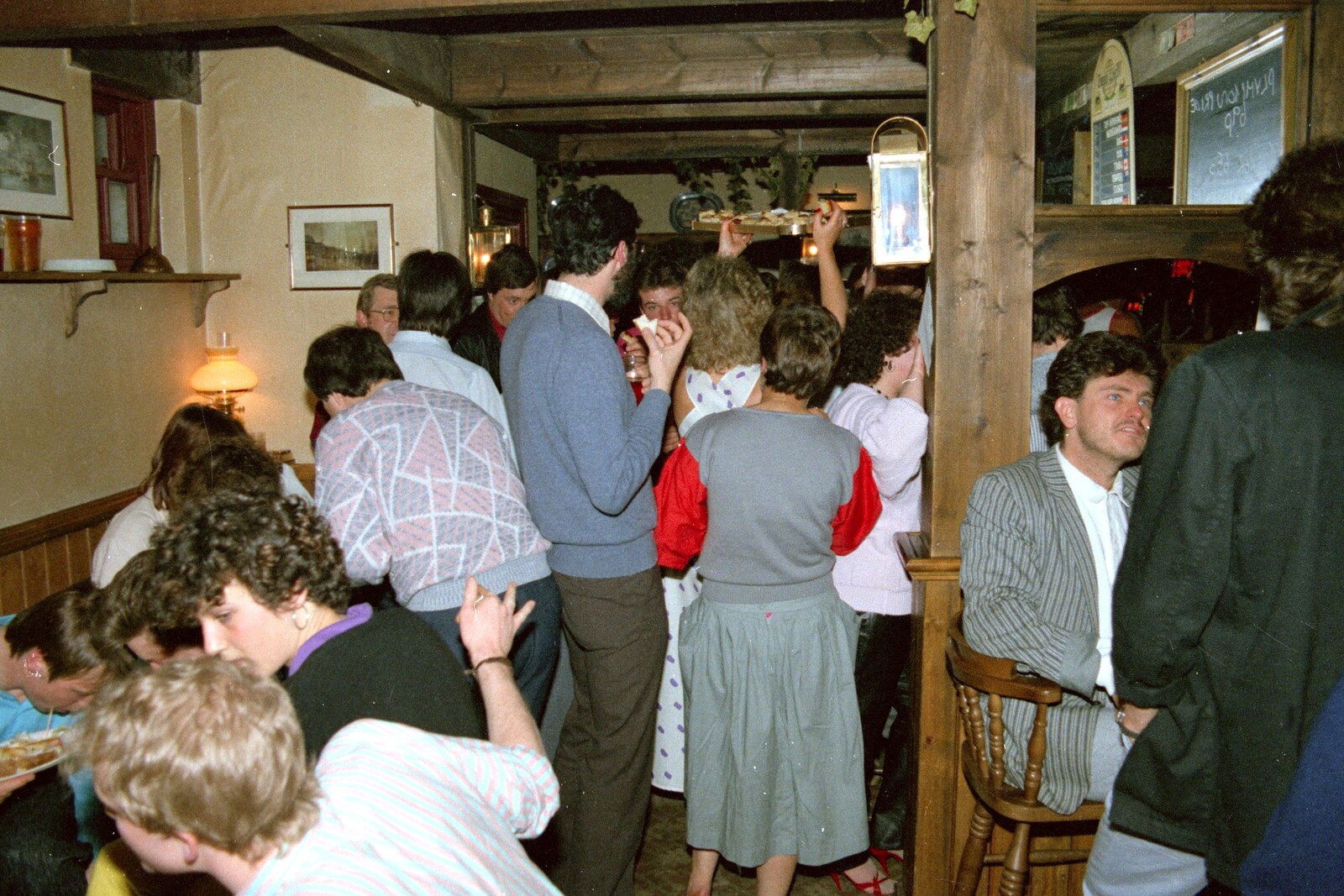 Uni: Gill Leaves the James Street Vaults, Plymouth - 30th May 1986: A busy JSV