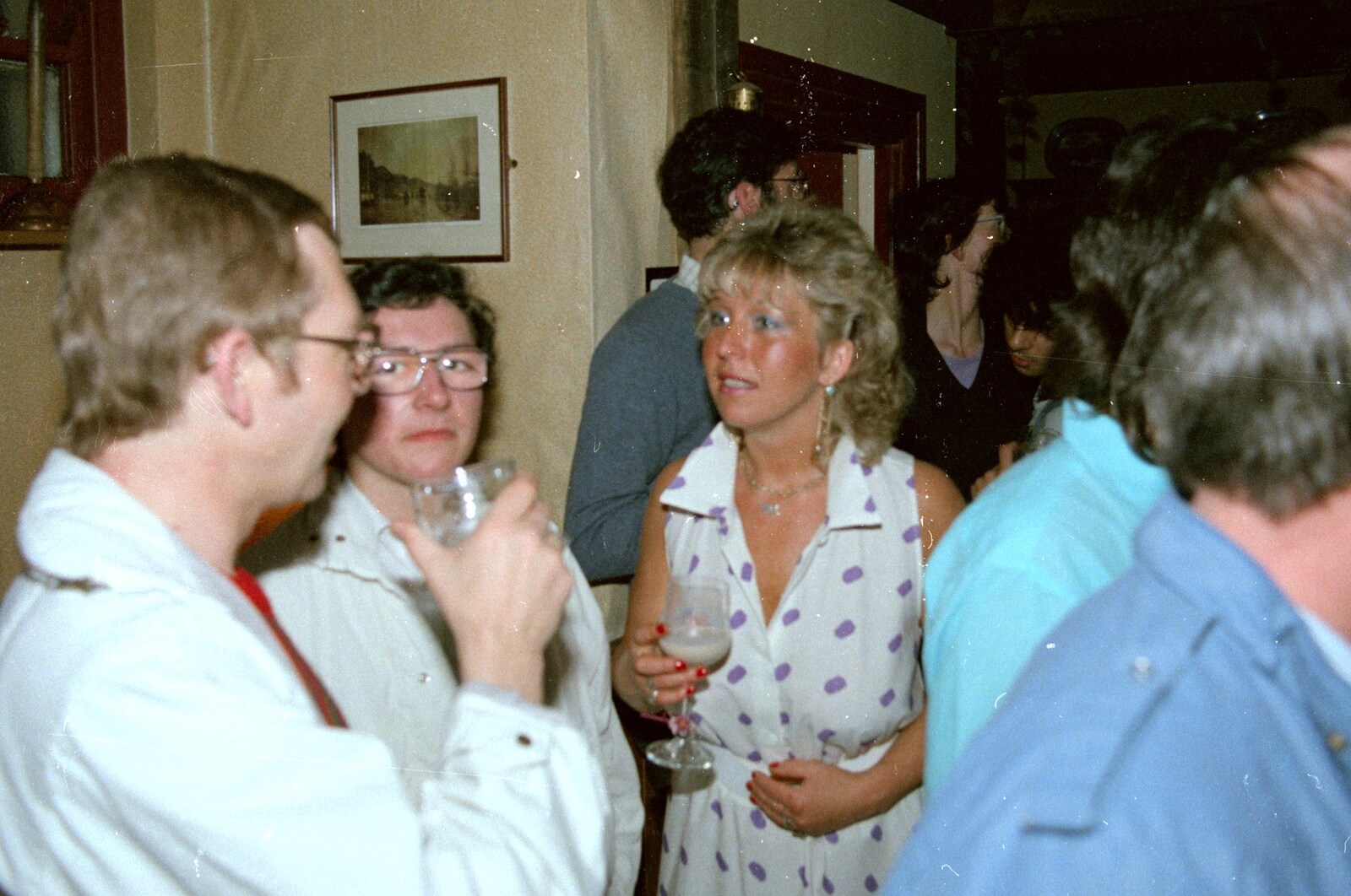 Uni: Gill Leaves the James Street Vaults, Plymouth - 30th May 1986: Gill chats to punters