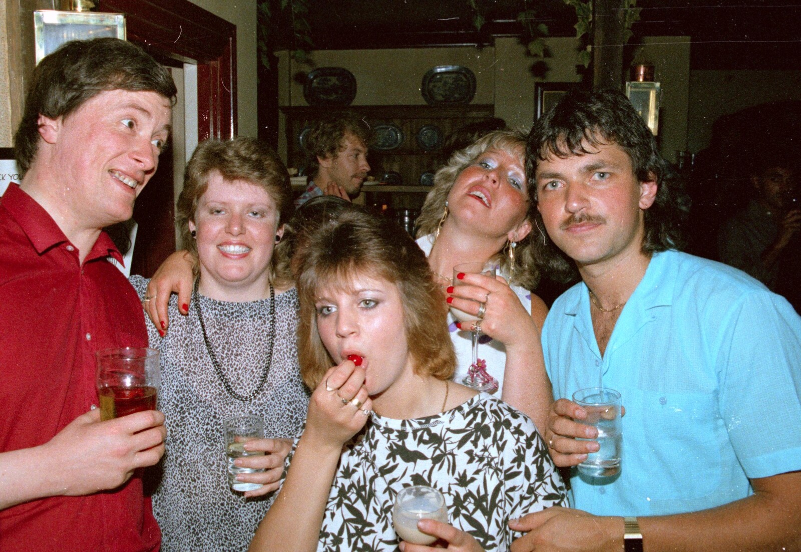 Uni: Gill Leaves the James Street Vaults, Plymouth - 30th May 1986: Bar staff drinkies