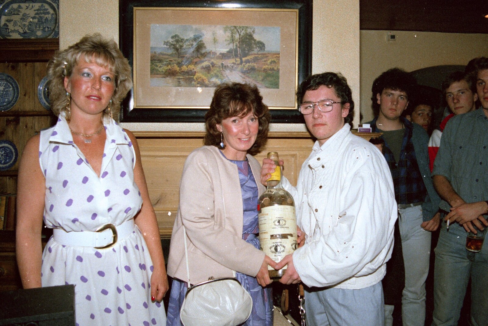 Uni: Gill Leaves the James Street Vaults, Plymouth - 30th May 1986: A collection bottle is presented to Guide Dogs for the Blind 