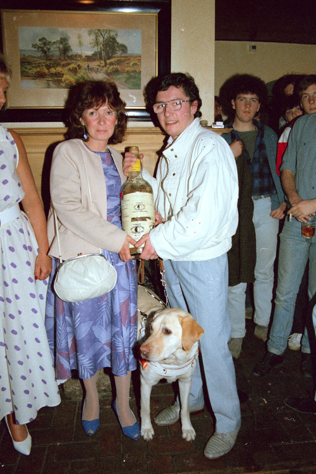 Uni: Gill Leaves the James Street Vaults, Plymouth - 30th May 1986: Guide dog and an oversized bottle of cash