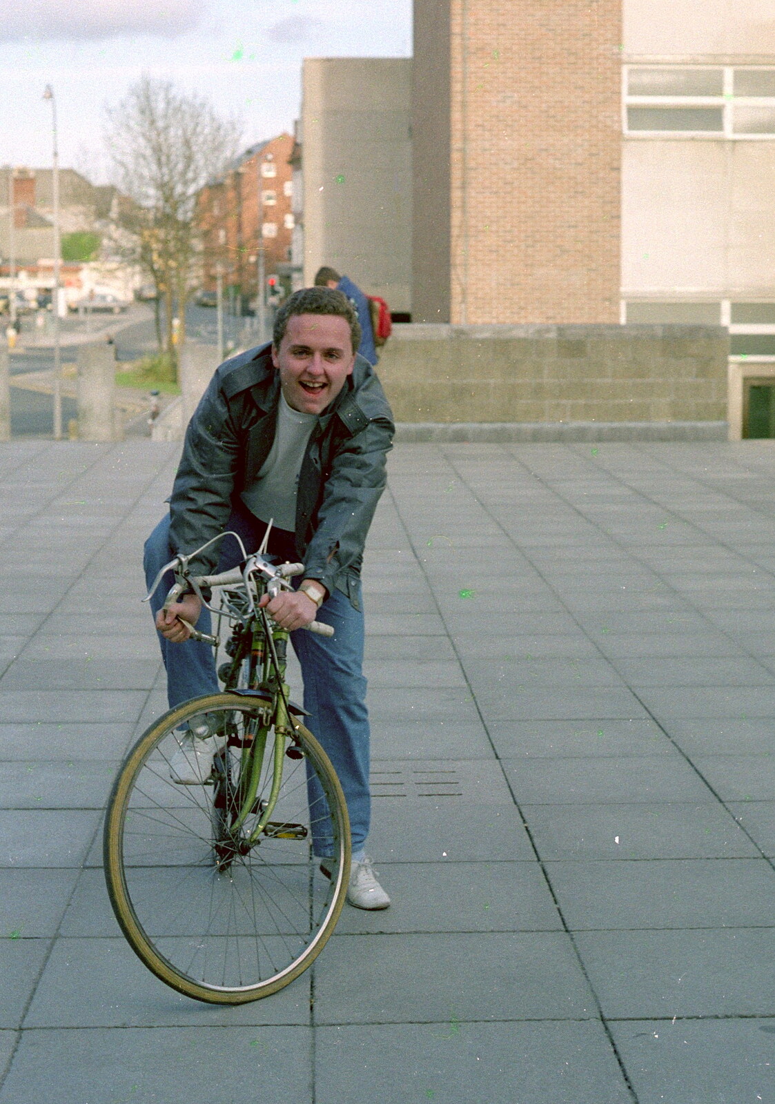 Uni: A Tutorial Miscellany and Cromwell Road, Plymouth Polytechnic, Devon - 2nd June 1986: Bray-feature messes around on Nosher's bike