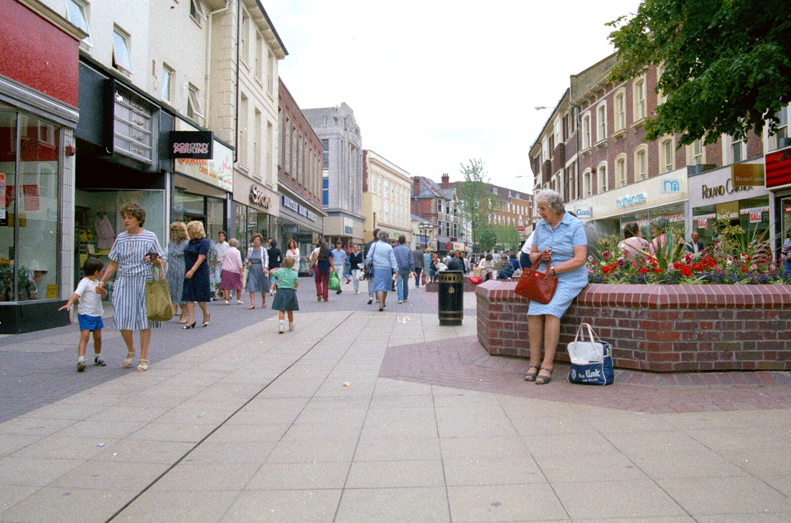 Tunbridge Wells High Street from A Trip to Groombridge, Kent - 10th July 1986