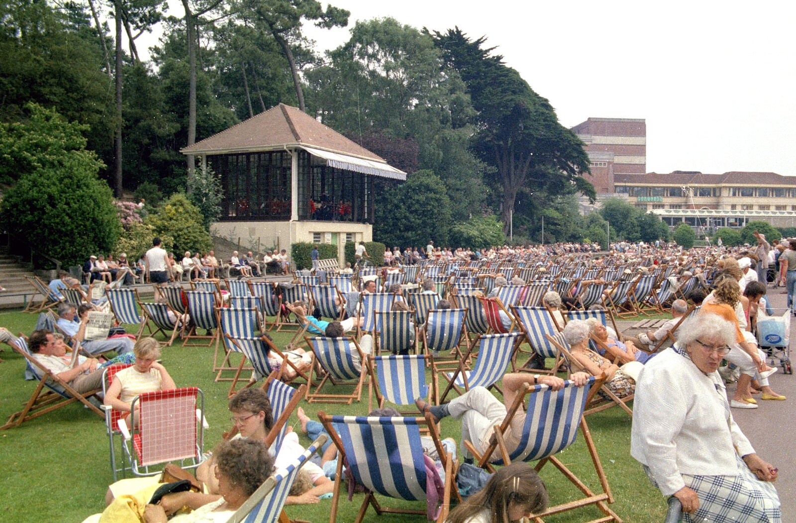 Massed deck chairs and a band in the pavillion from A CB Wedding and a Derelict Railway, Hampshire - 20th July 1986