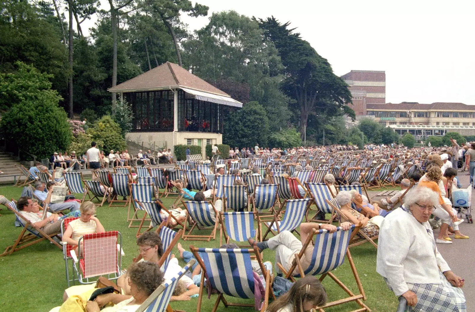 Massed deck chairs and a band in the pavillion, from A CB Wedding and a Derelict Railway, Hampshire - 20th July 1986