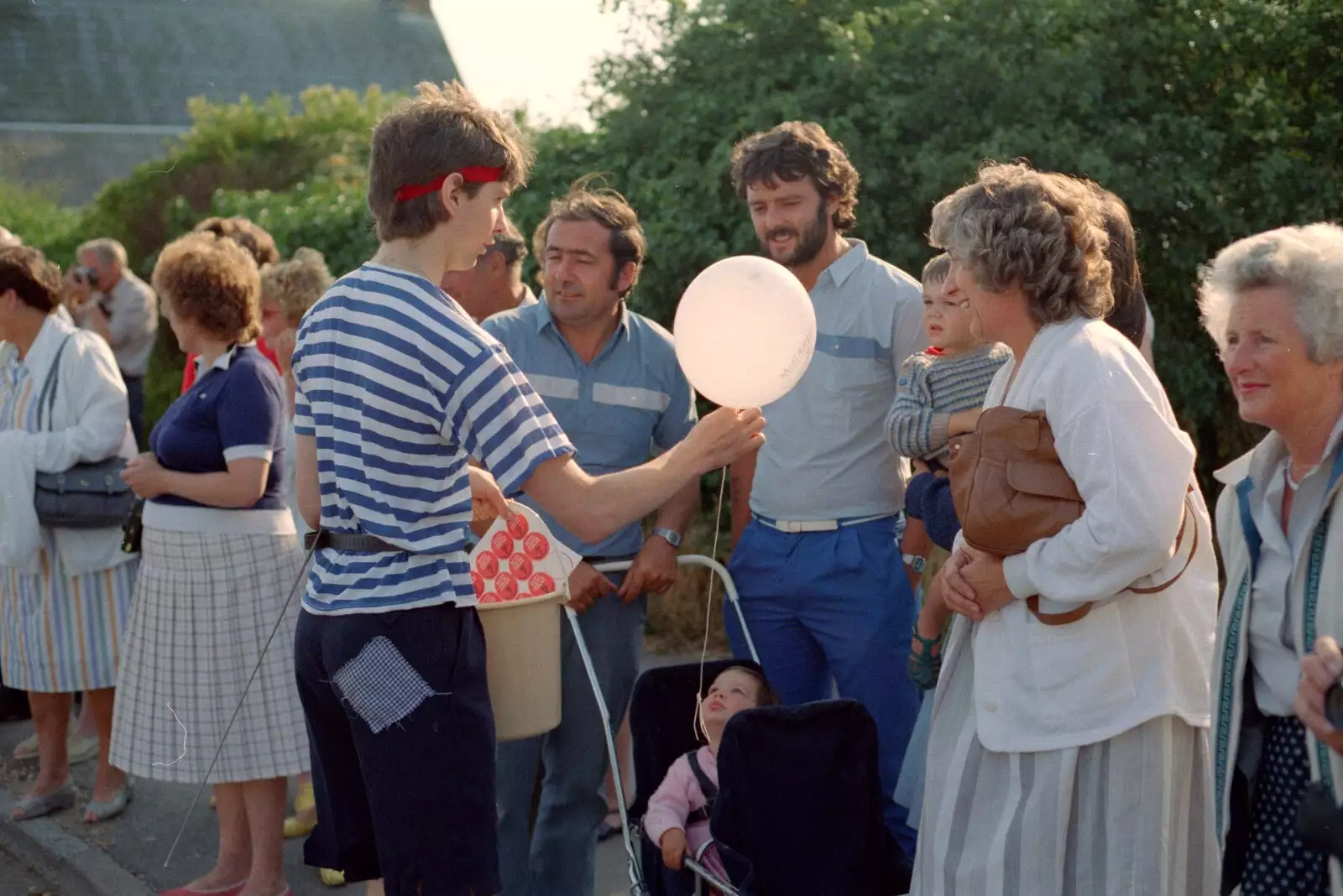 Sean hands out balloons, from Sean and the New Milton Carnival, Hampshire - 1st August 1986