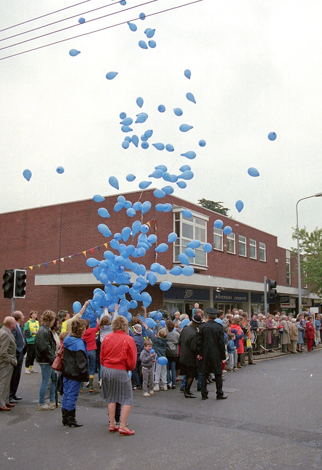 Balloons are released at the start from The New Forest Marathon, New Milton, Hampshire - 14th September 1986