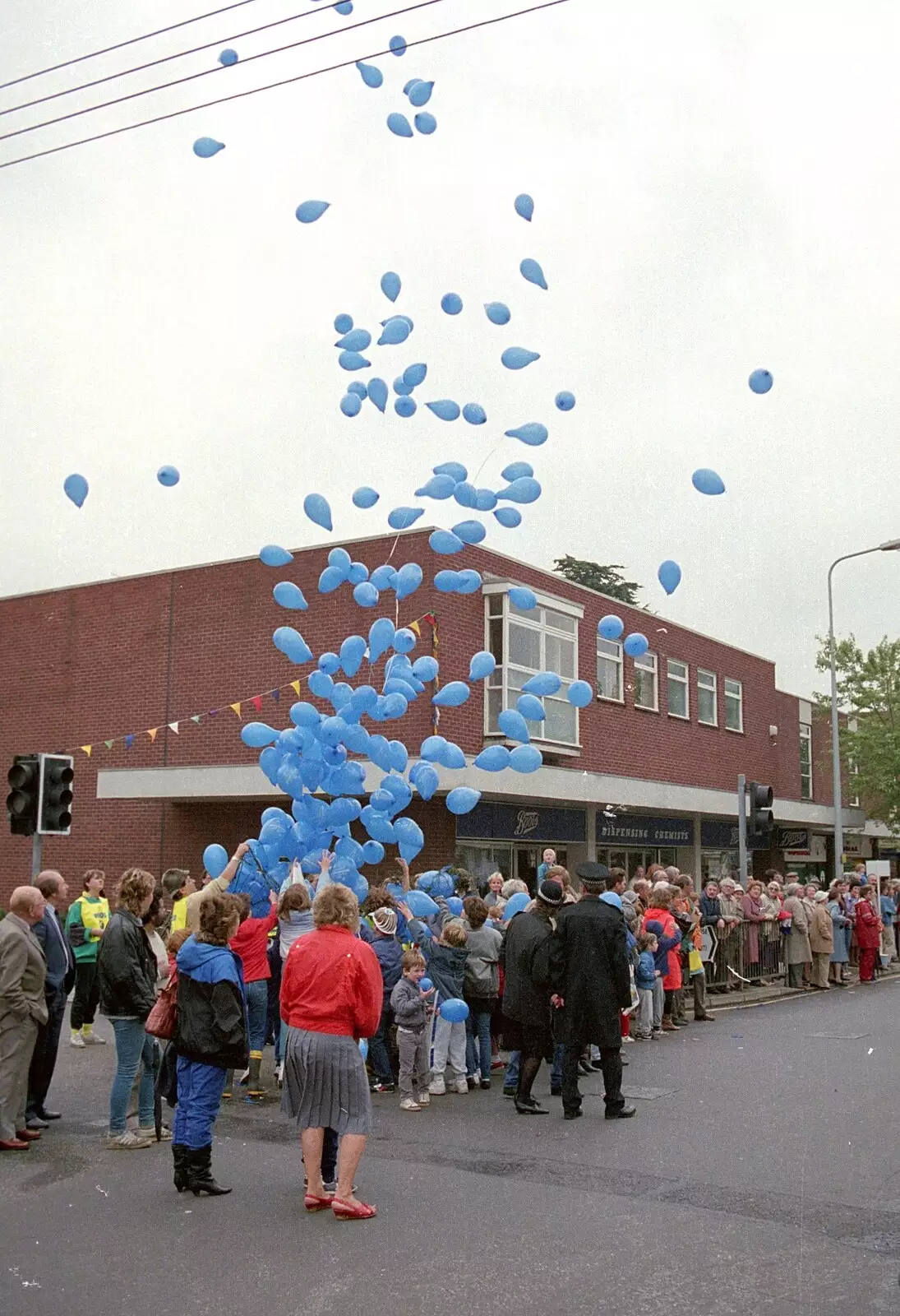 Balloons are released at the start, from The New Forest Marathon, New Milton, Hampshire - 14th September 1986