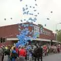 Balloons are released at the start, The New Forest Marathon, New Milton, Hampshire - 14th September 1986