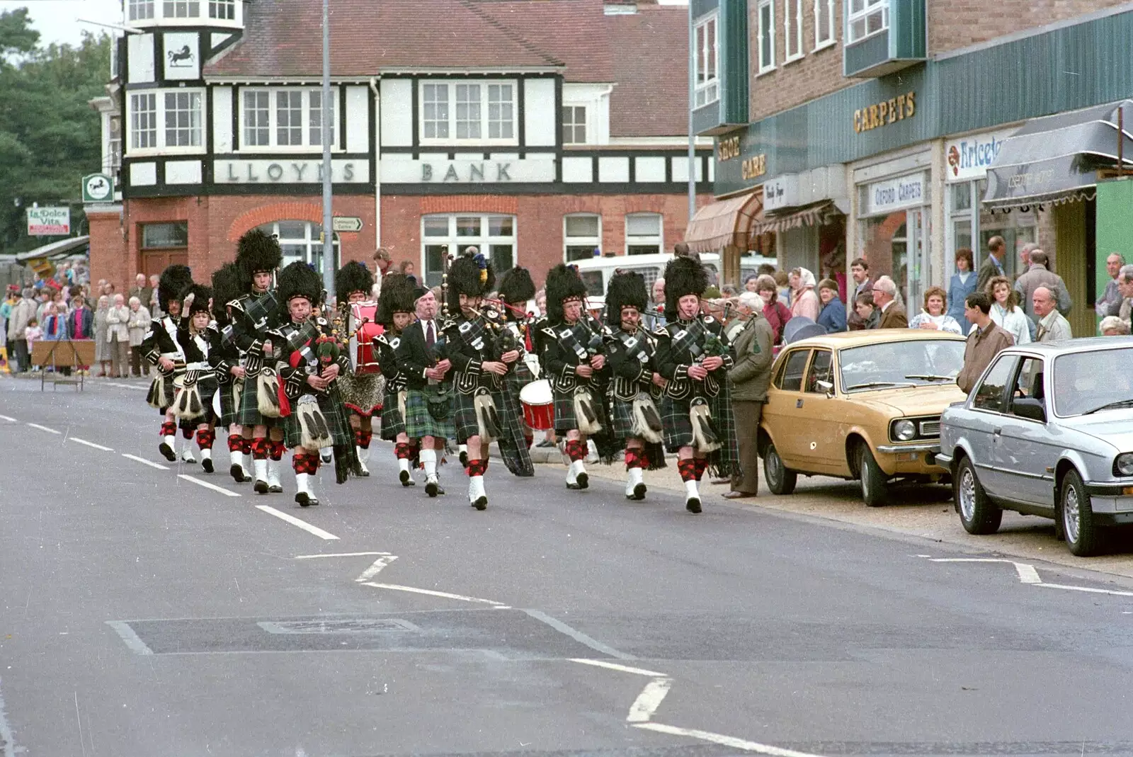 The Ringwood Pipe Band marches down Station Road, from The New Forest Marathon, New Milton, Hampshire - 14th September 1986