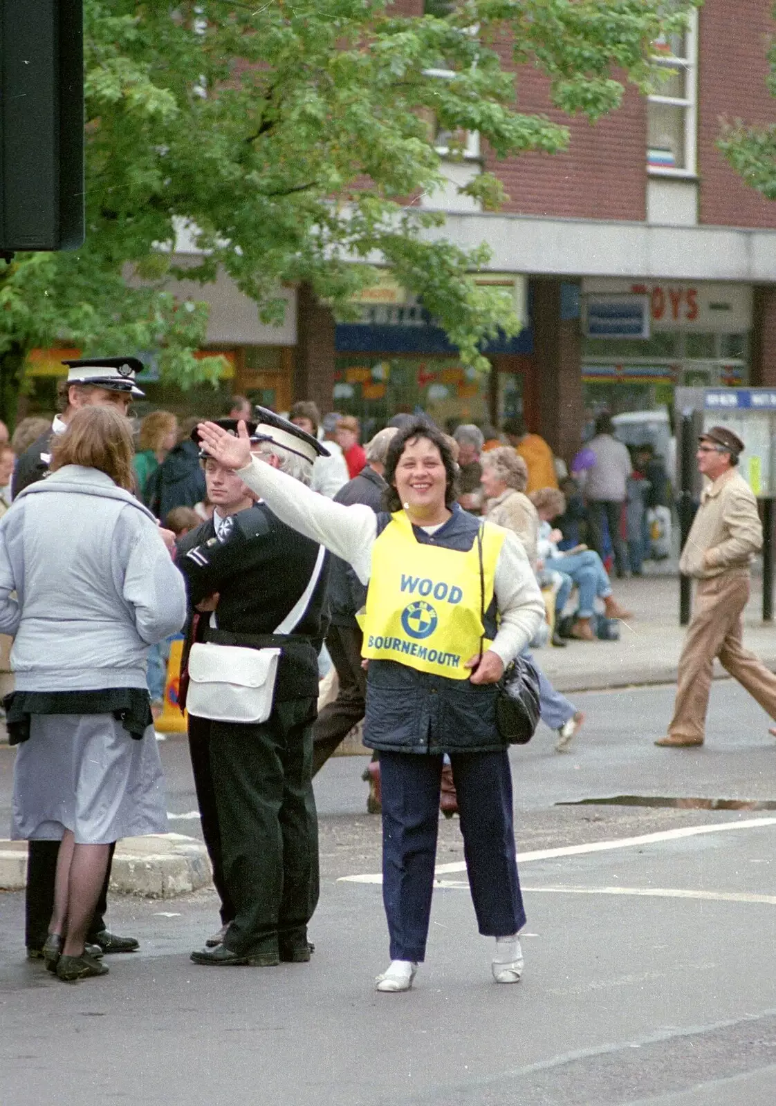 Pauline waves, from The New Forest Marathon, New Milton, Hampshire - 14th September 1986