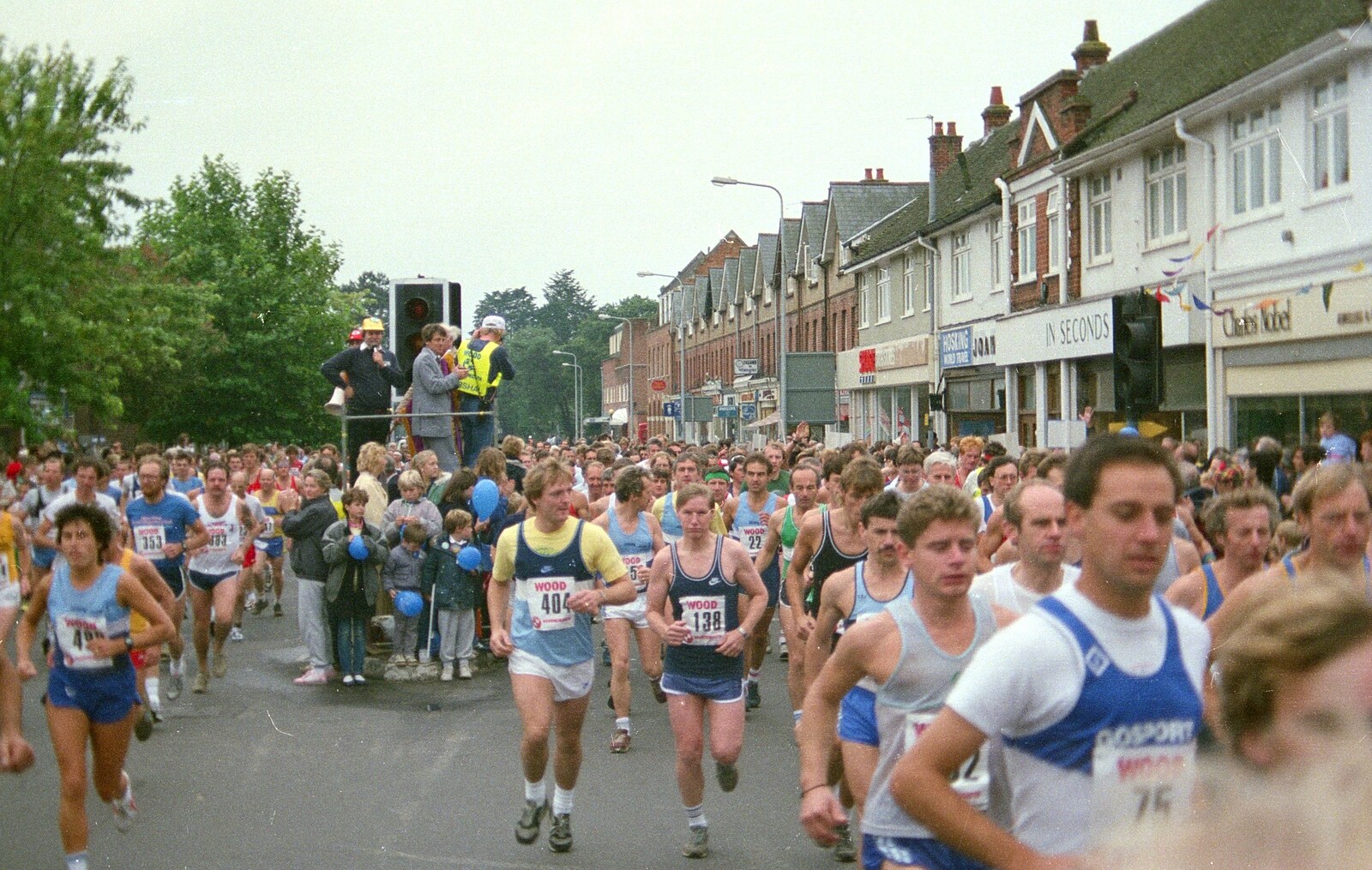 The runners stream through the starting line from The New Forest Marathon, New Milton, Hampshire - 14th September 1986