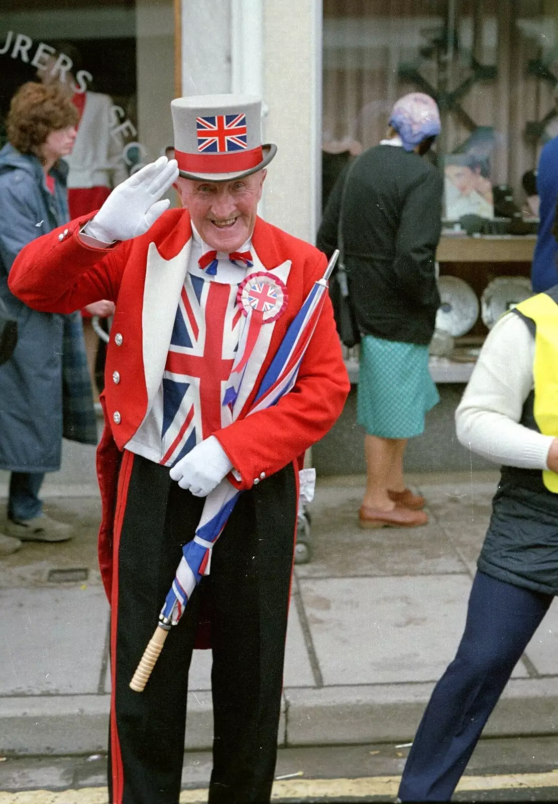 Ken Baily gives a salute, from The New Forest Marathon, New Milton, Hampshire - 14th September 1986