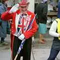 Ken Baily gives a salute, The New Forest Marathon, New Milton, Hampshire - 14th September 1986