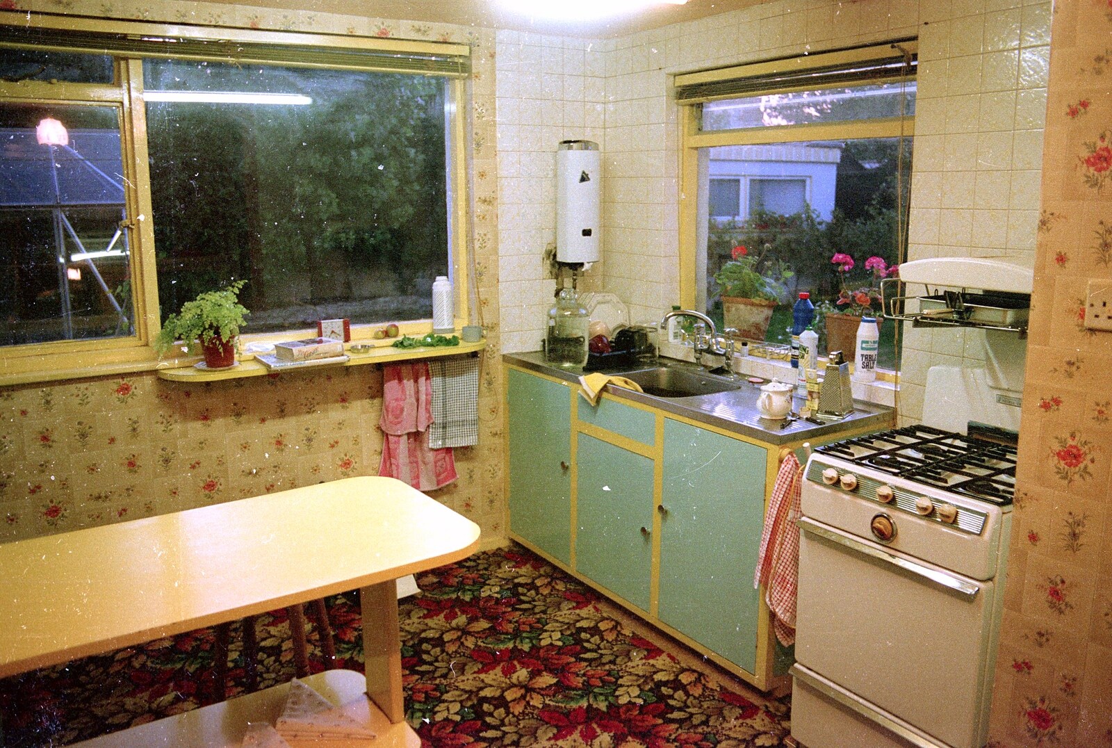 The classic kitsch of a 60s or 70s kitchen from Bracken Way, Walkford, Dorset - 15th September 1986