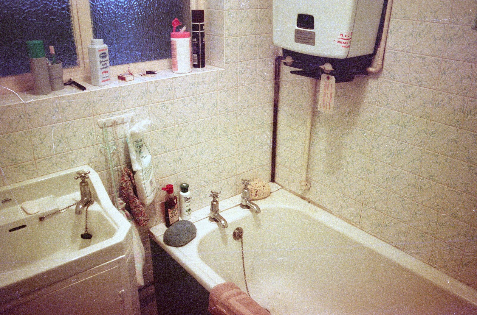 Classic 1970s tiles and bathroom from Bracken Way, Walkford, Dorset - 15th September 1986