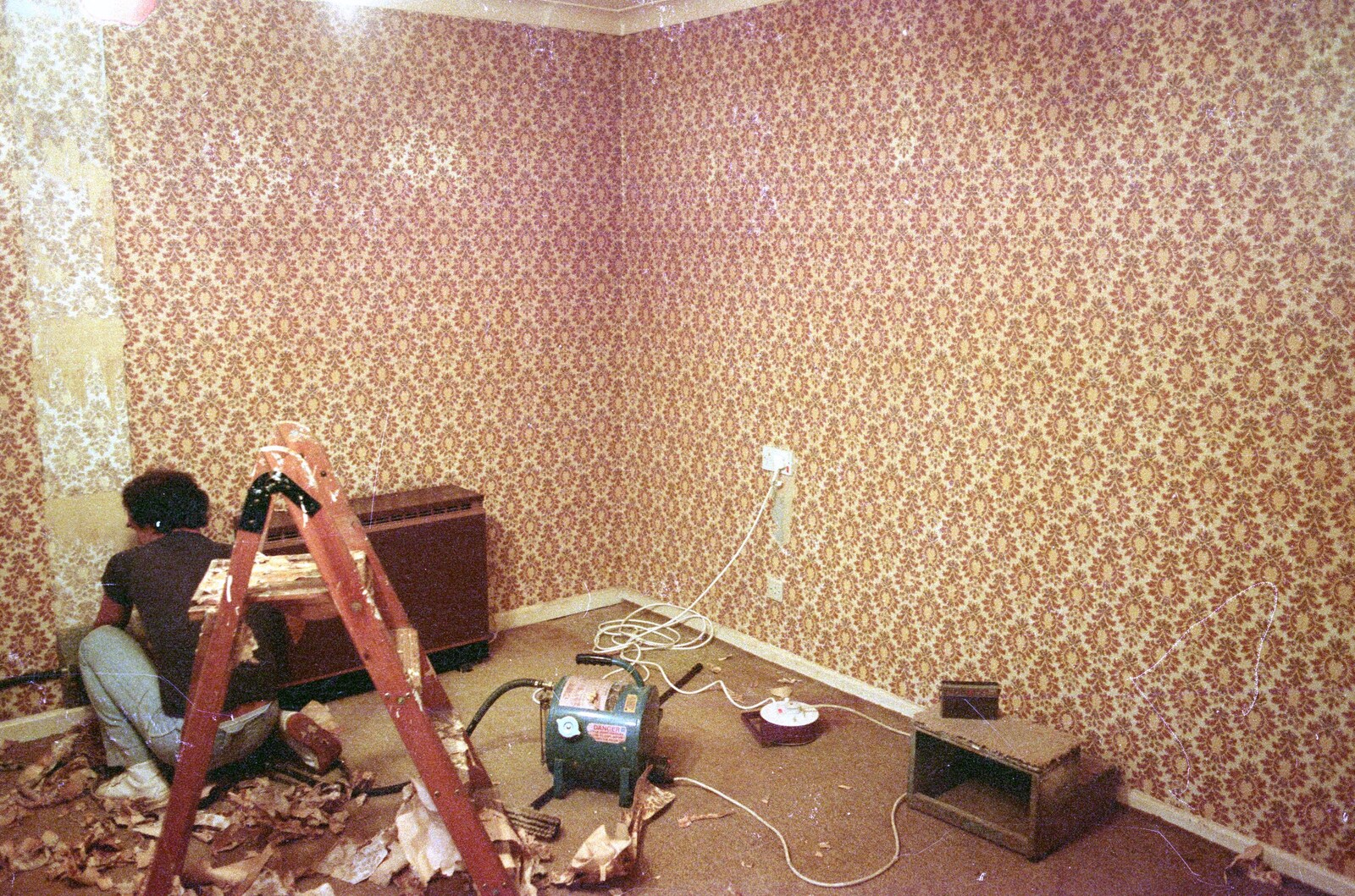 Mike strips off wallpaper in the lounge from Bracken Way, Walkford, Dorset - 15th September 1986