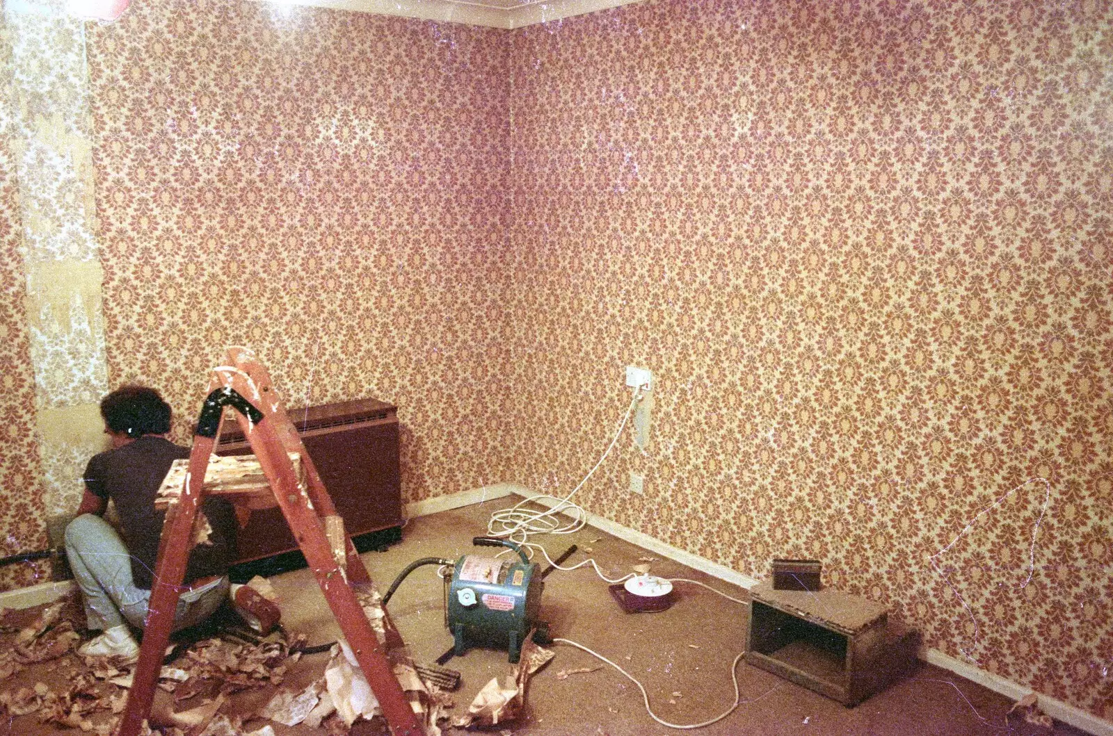 Mike strips off wallpaper in the lounge, from Bracken Way, Walkford, Dorset - 15th September 1986