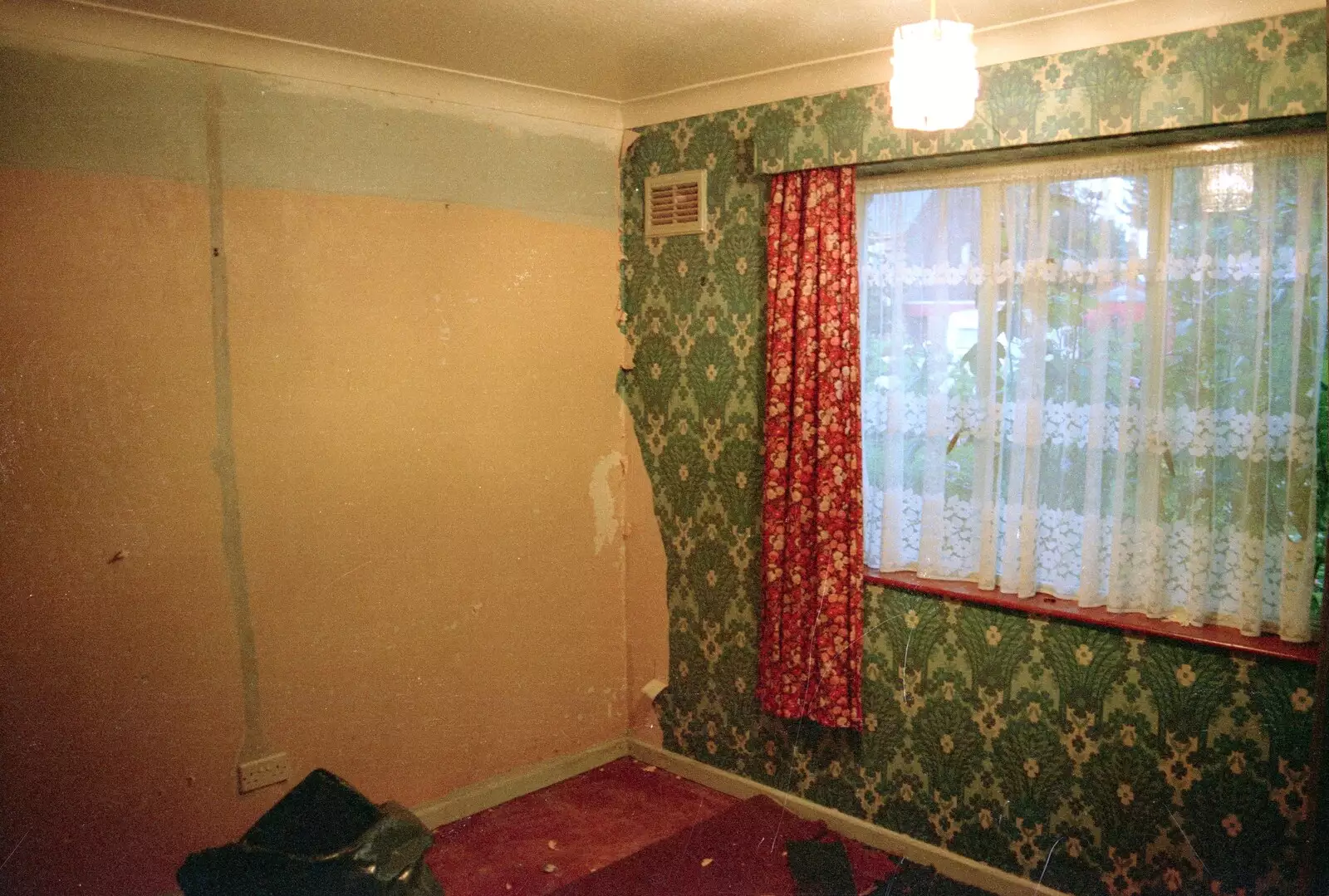 More grim wallpaper is stripped, from Bracken Way, Walkford, Dorset - 15th September 1986