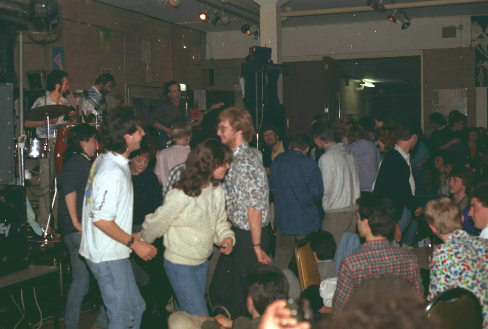 There's some dancing in the Students' Union, from Uni: Simon Read's Party, North Road East, Plymouth - 10th October 1986