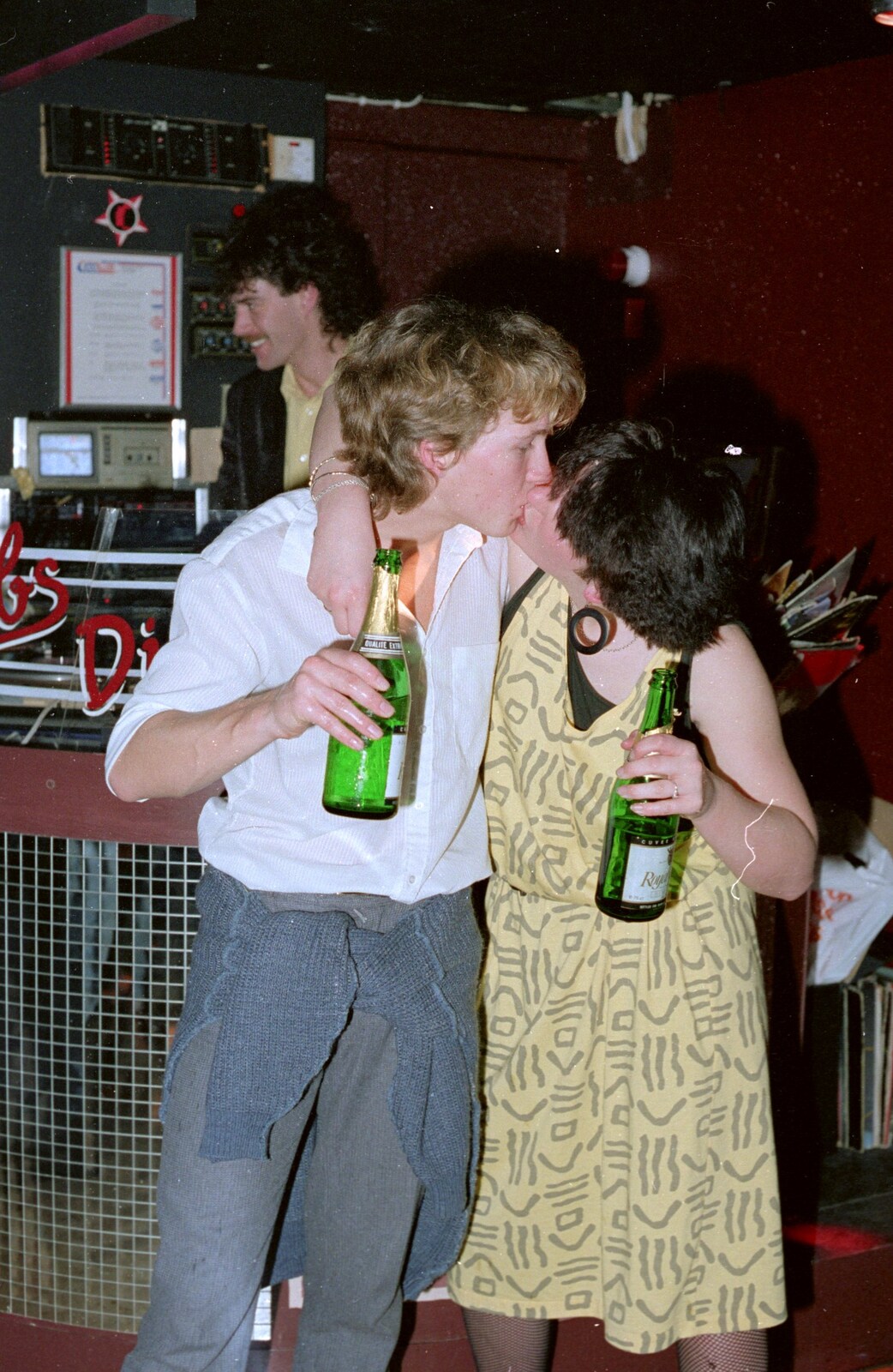 A post-fizz snog from Uni: A Party in Snobs Nightclub, Mayflower Street, Plymouth - 18th October 1986