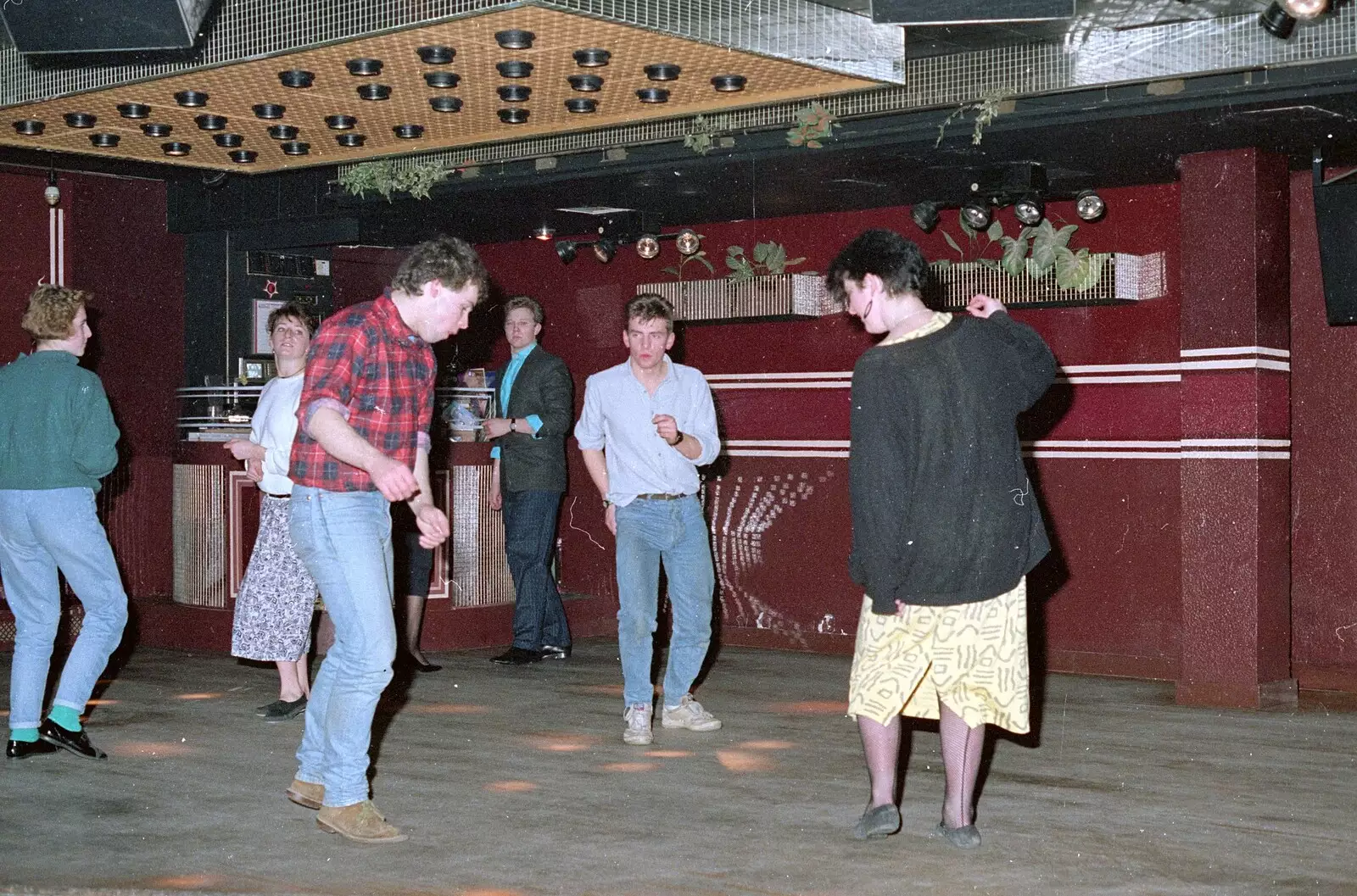 More 08s dancing, from Uni: A Party in Snobs Nightclub, Mayflower Street, Plymouth - 18th October 1986