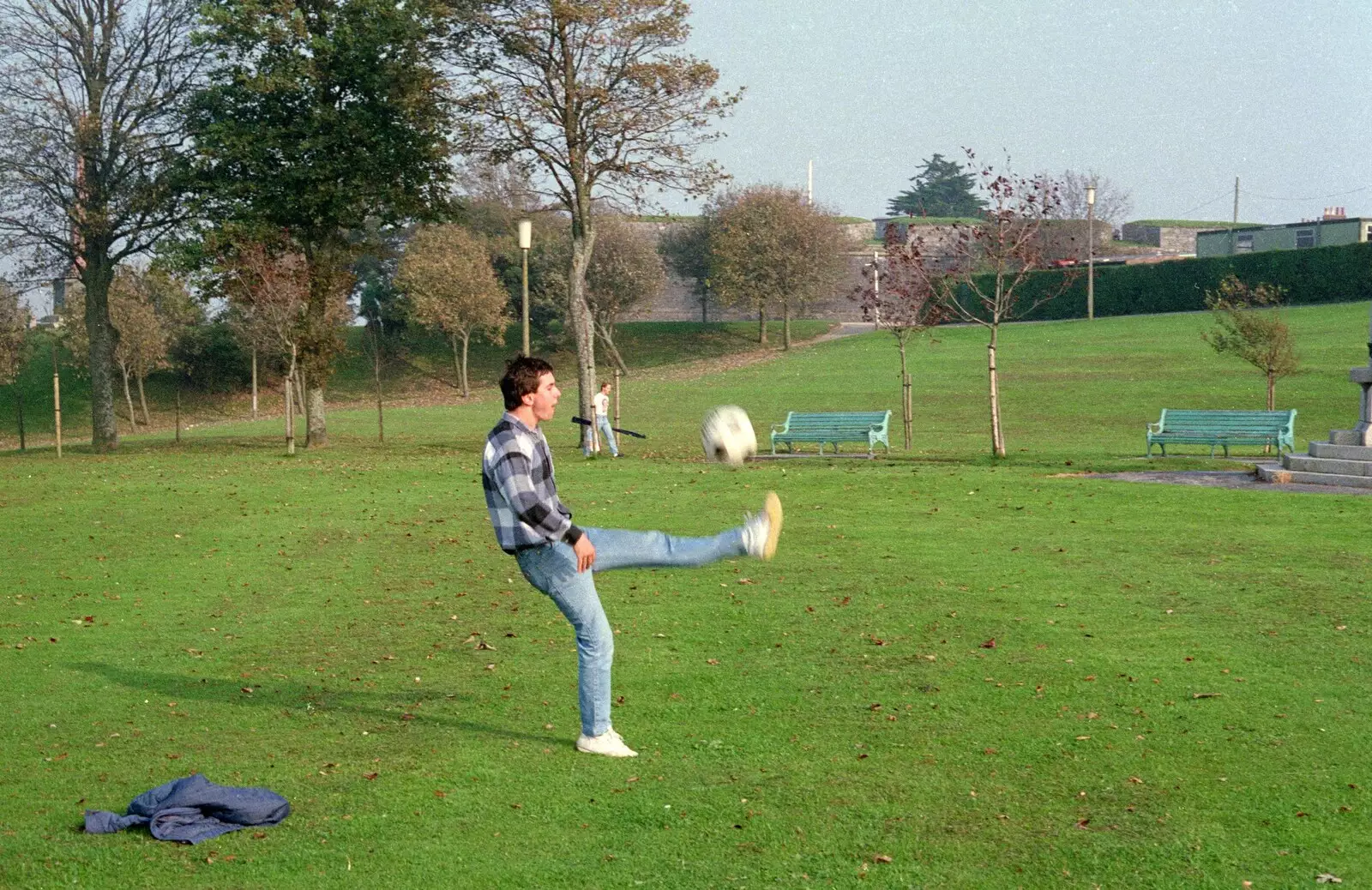 Riki and some keepie-uppie action, from Uni: A Plymouth Hoe Kickabout, Plymouth, Devon - 20th October 1986