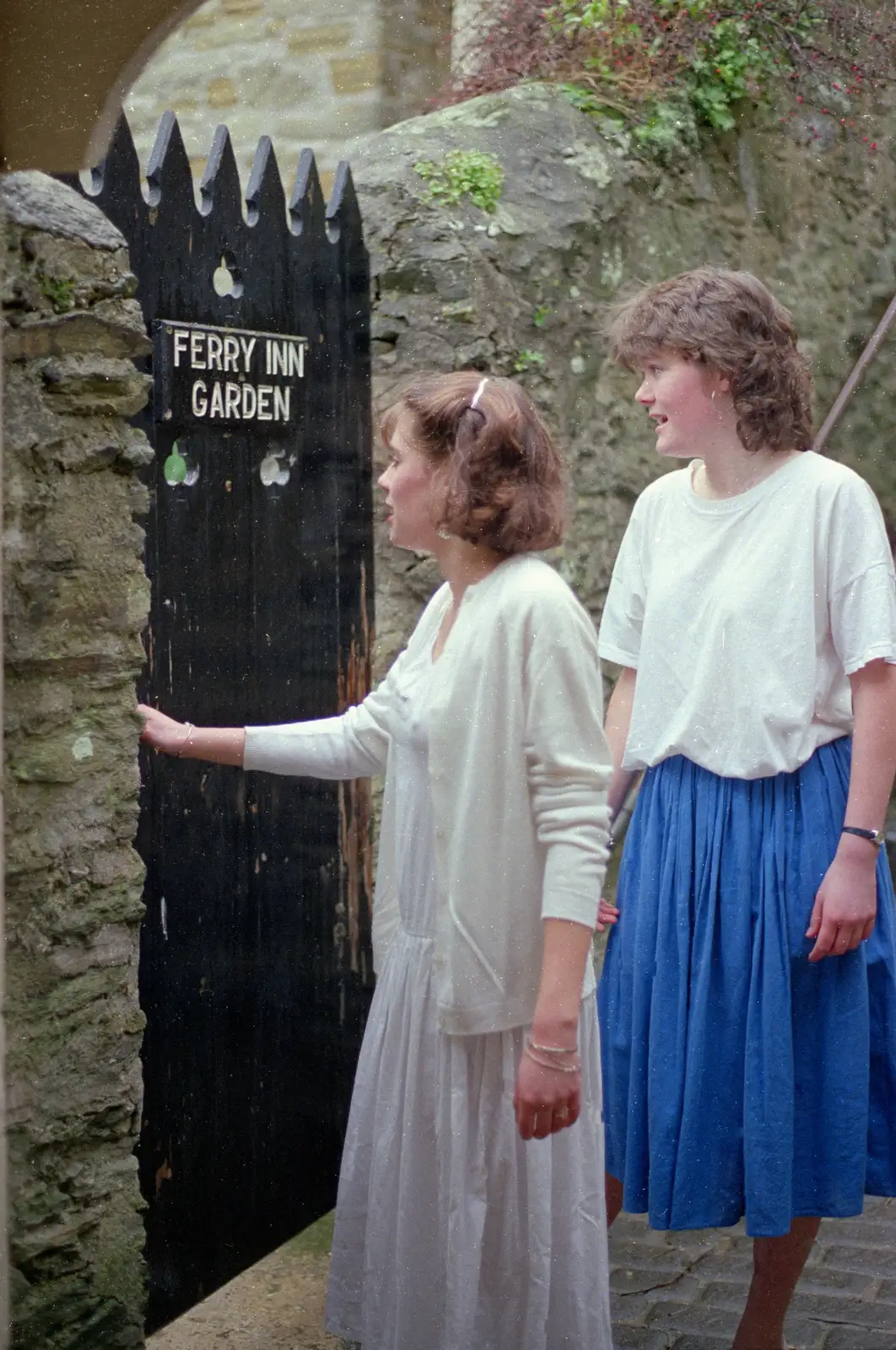 A pub is sought out: it's the Ferry Inn, Salcombe, from Uni: The Plymouth Polytechnic Satique Project, Salcombe and Plymouth - 10th November 1986
