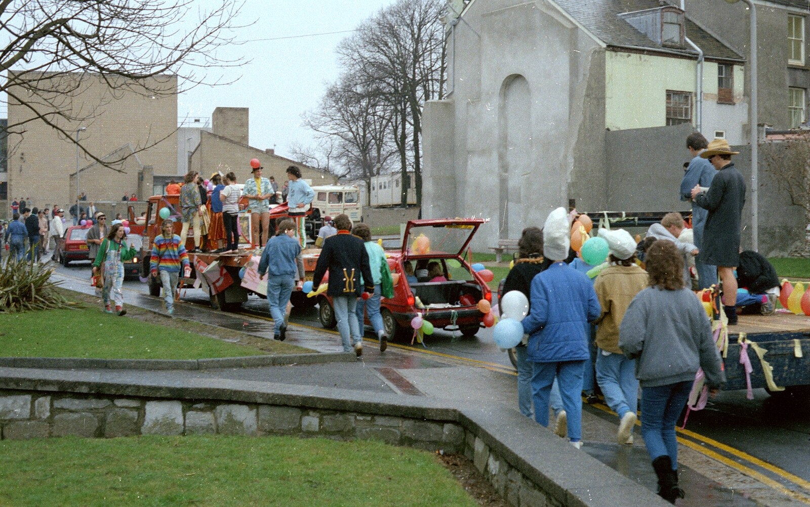 The floats finish up on Portland Place from Uni: The PPSU Pirate RAG Parade, Plymouth, Devon - 14th February 1987