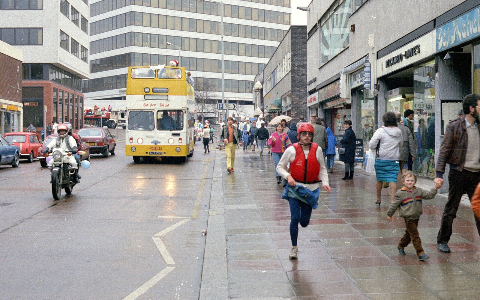 The Golden Hind bus comes down Mayflower Street from Uni: The PPSU Pirate RAG Parade, Plymouth, Devon - 14th February 1987