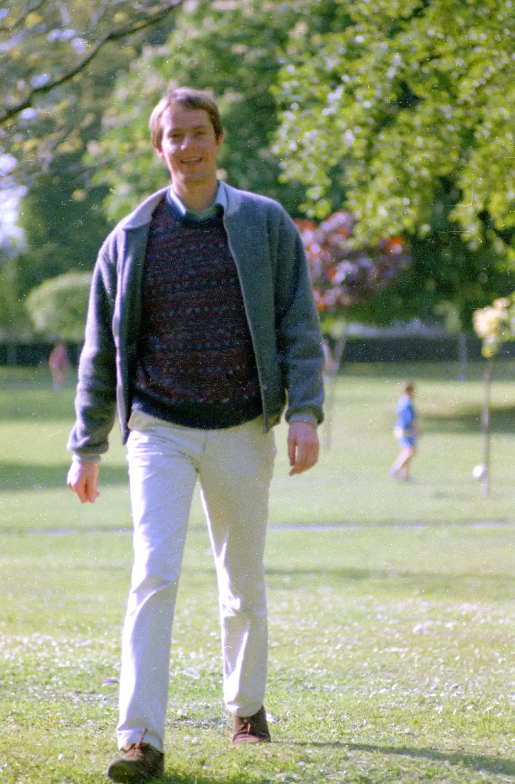 Malcolm Roweth walks through Beaumont Park, from Uni: Scenes from the PPSU Bar, Plymouth, Devon - 2nd April 1987