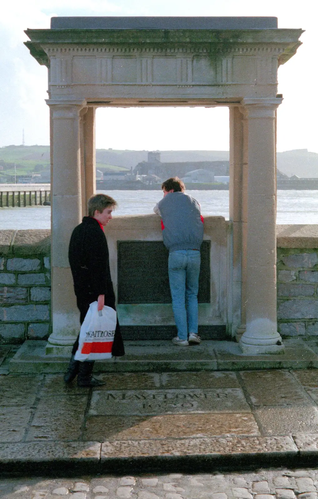 Riki peers over the wall at the Mayflower Steps, from Uni: Scenes from the PPSU Bar, Plymouth, Devon - 2nd April 1987