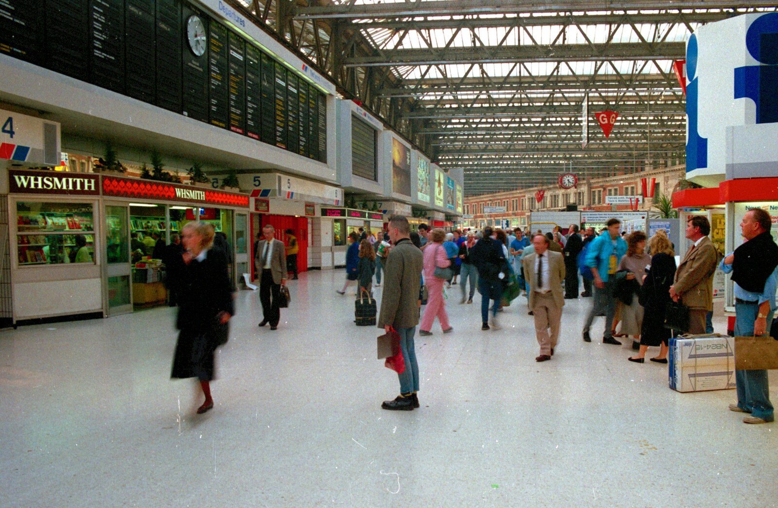 Commuters mill around Waterloo from From Waterloo Station to Great Yarmouth, London and Norfolk - 20th September 1987