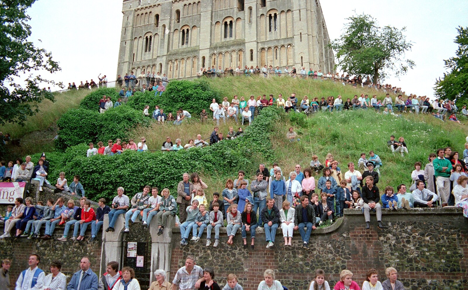 The crowds line the hill around the Castle from Soman-Wherry and the Lord Mayor's Parade, Norwich - 3rd May 1988