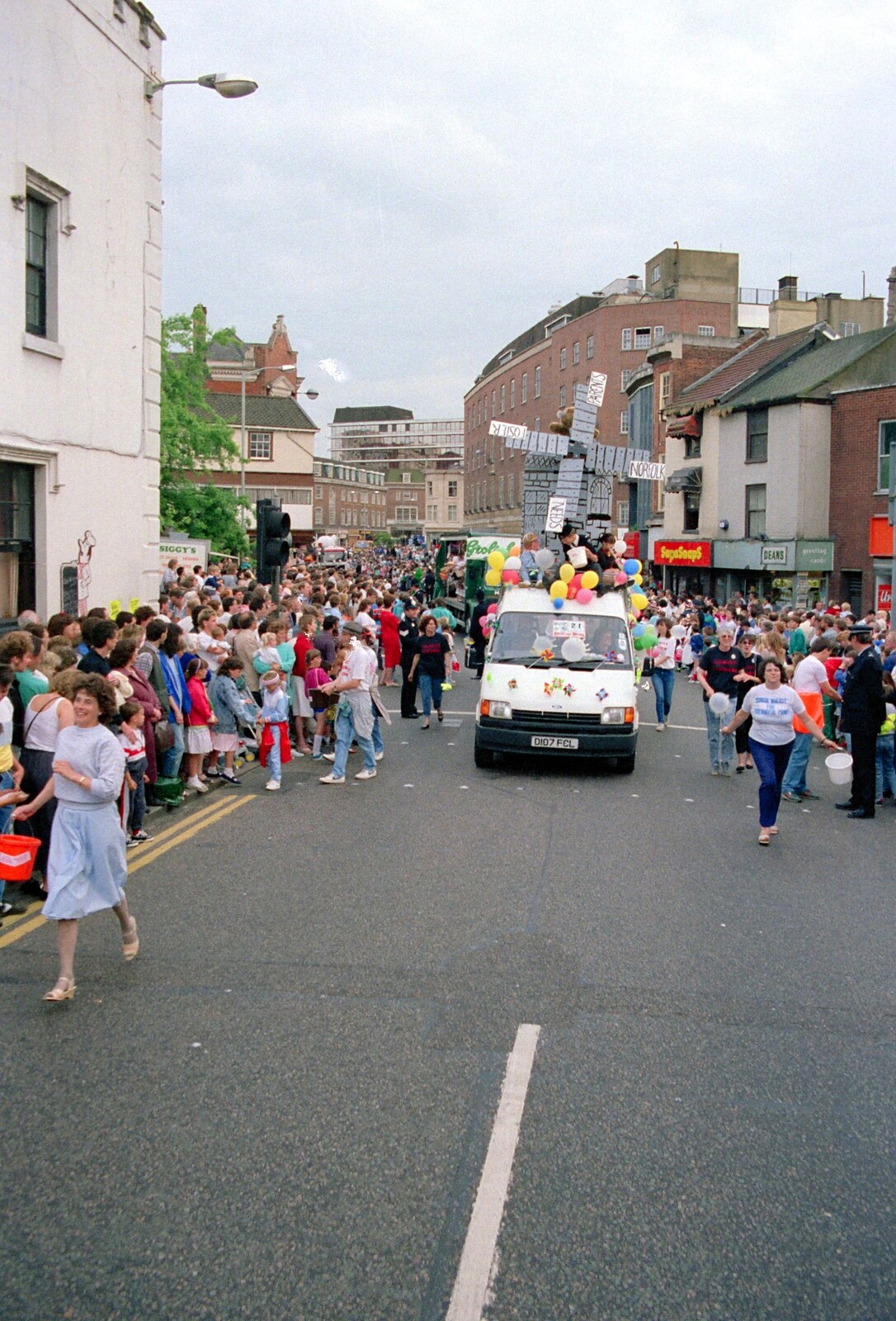 Big crowds on St. Stephen's from Soman-Wherry and the Lord Mayor's Parade, Norwich - 3rd May 1988