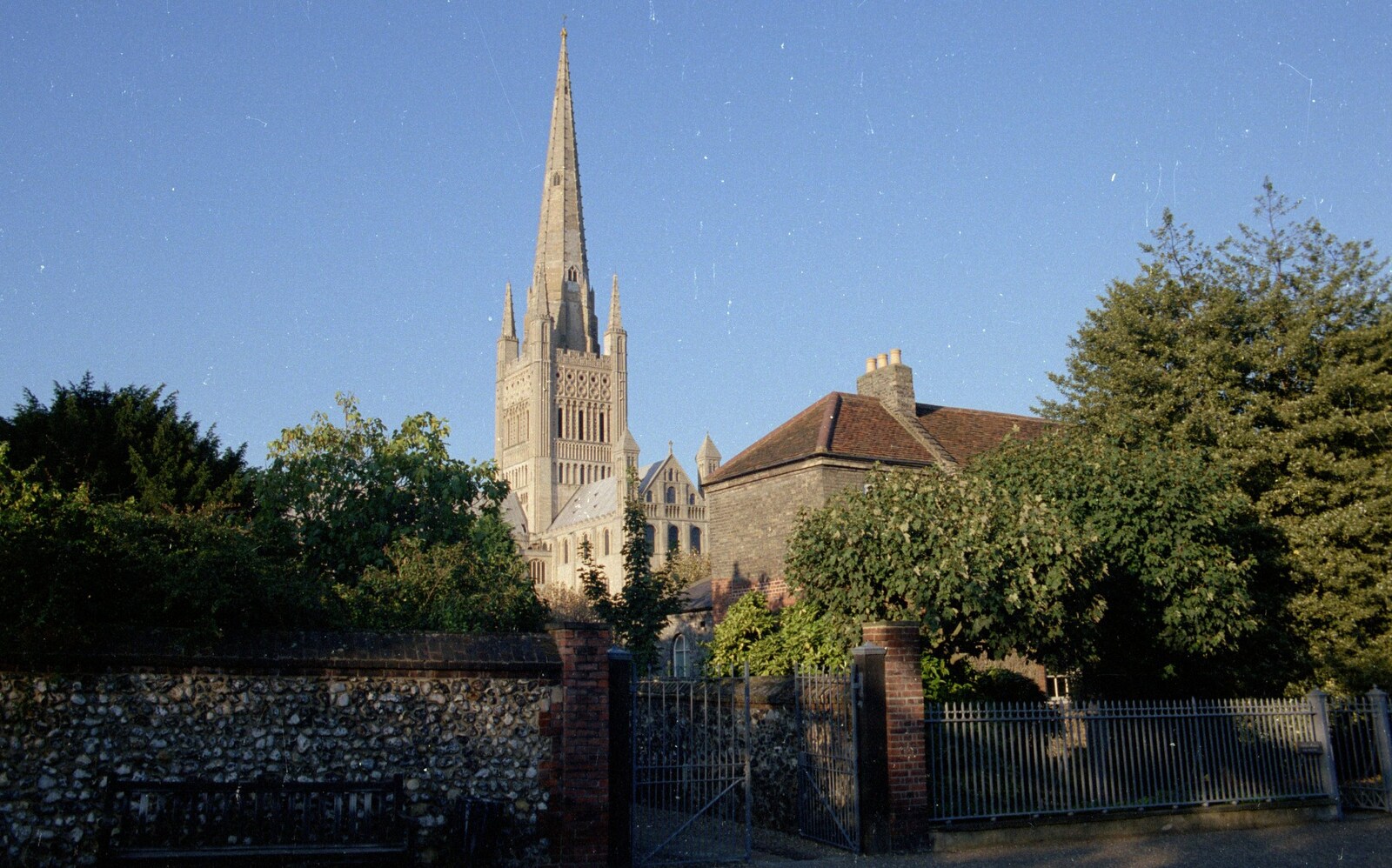 Sewell's Cottage Garden Telly, Red House, Norfolk - 14th May 1988: A view of Norwich Cathedral from the close