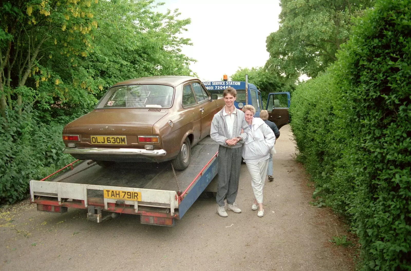 Sean's car is hauled off to a garage, from Somans: Nosher's 21st Birthday at the Soman-Wherry Press, Norwich, Norfolk - 26th May 1988