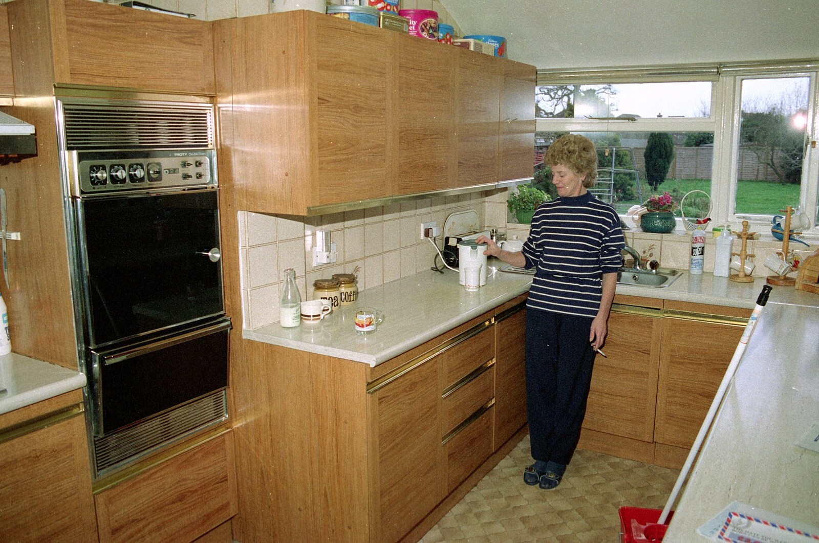 Hamish's mother boils a kettle from Leaving Sewell's Cottages: from Red House to New Milton and Farnborough - 22nd September 1988