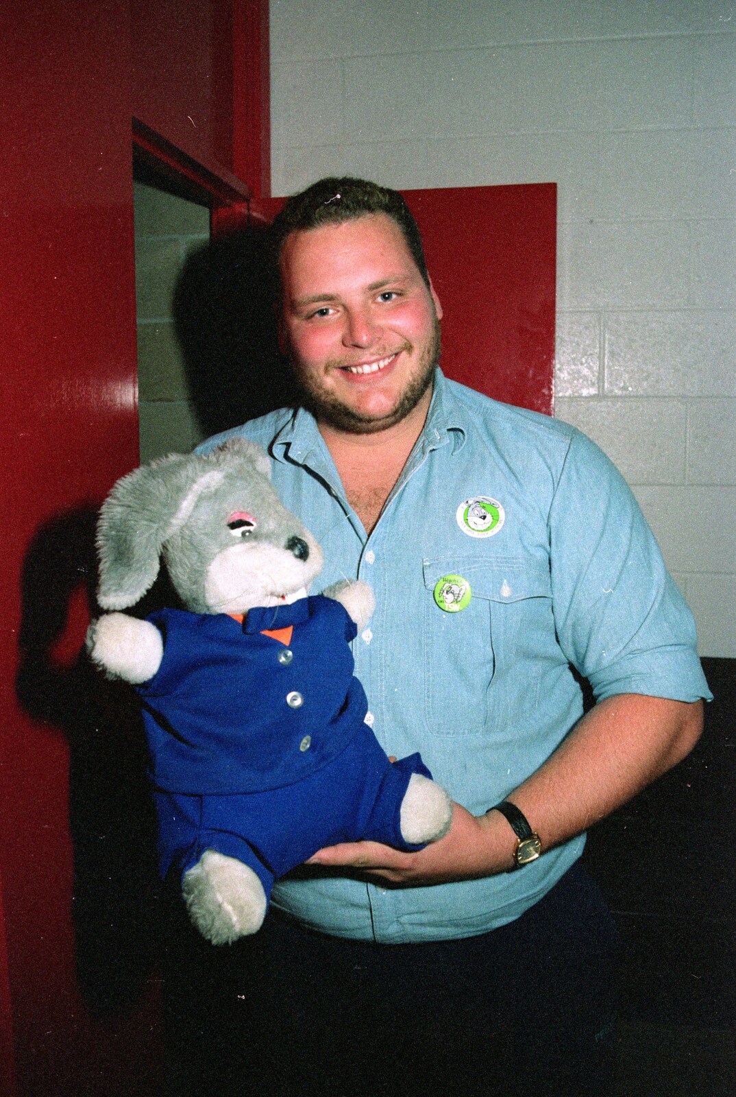 The SU security dude gets a go with Gus from Uni: Gus Honeybun and the Windy Gimli Burger, Plymouth - 17th October 1988