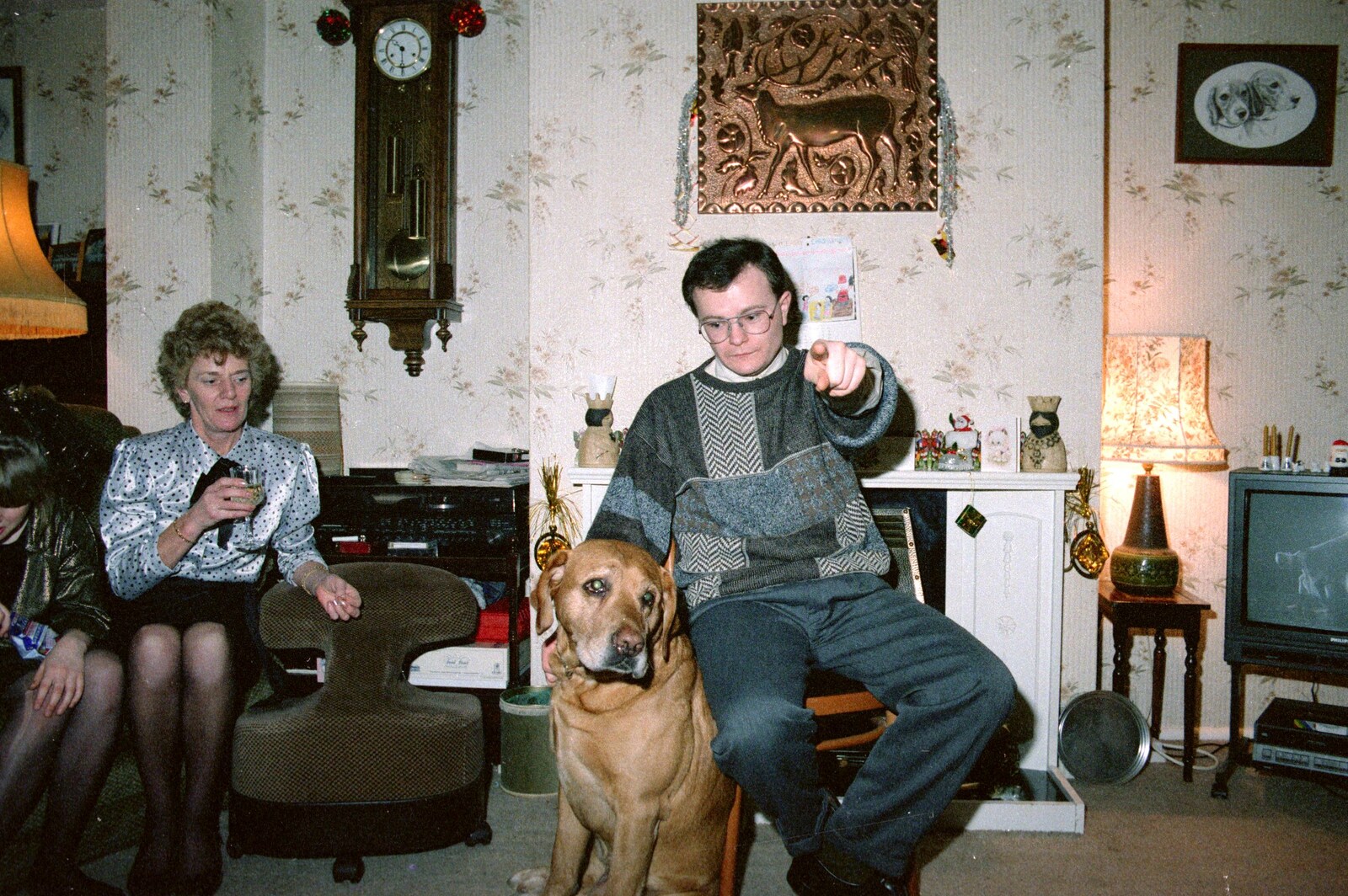Hamish gets Geordie to look at the camera from New Year's Eve at Hamish's, New Milton, Hampshire - 31st December 1988
