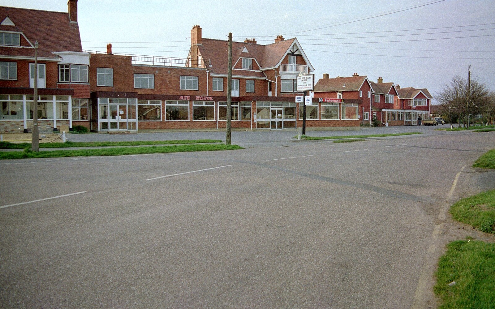 Barton-on-Sea and Farnborough Miscellany, Hampshire - 11th April 1989: The Red House Hotel, long since demolished for yet more flats