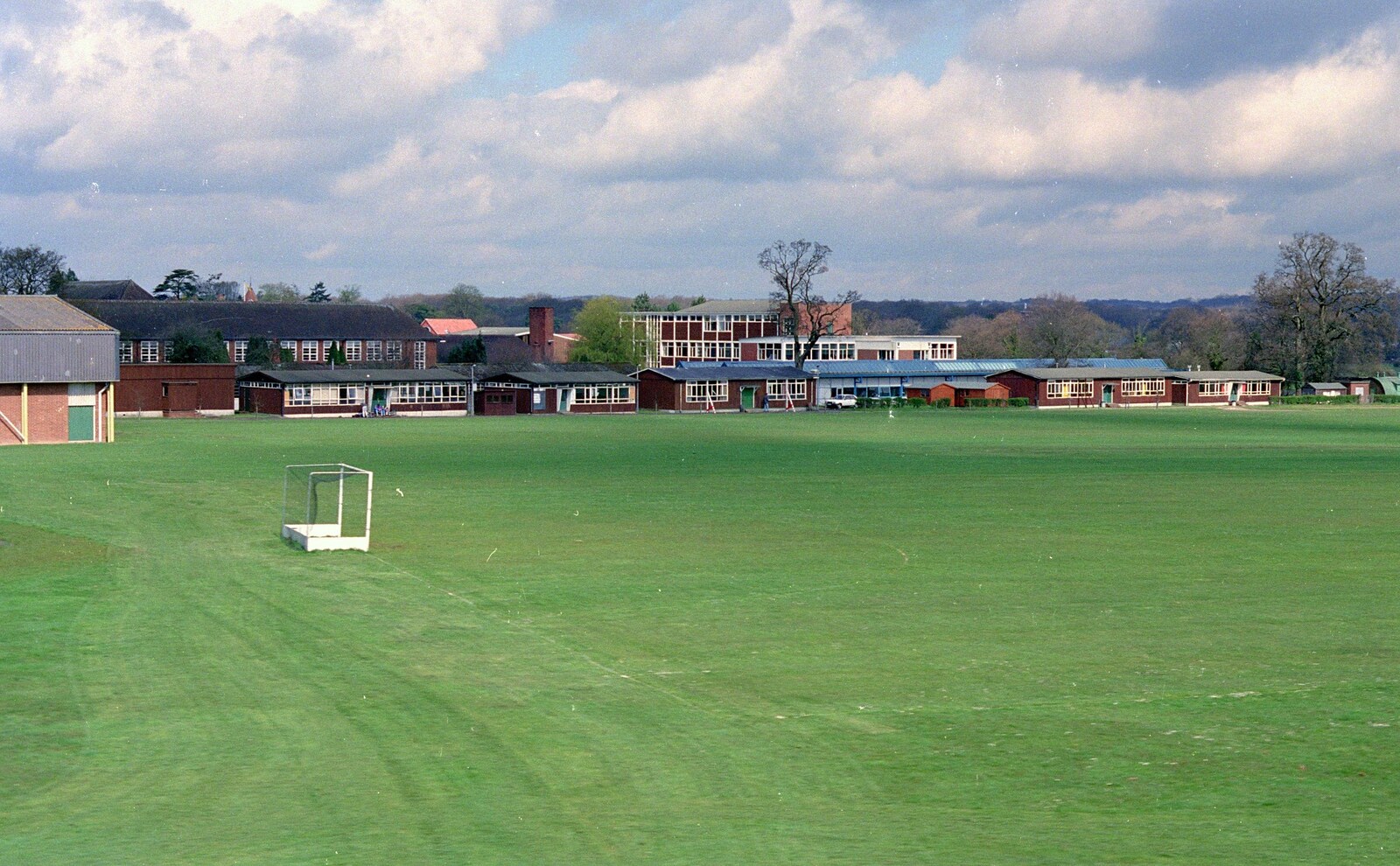 The Vineyard, Christchurch and Pizza, New Milton and the New Forest - 2nd April 1989: Brockenhurst College as seen from the train to London