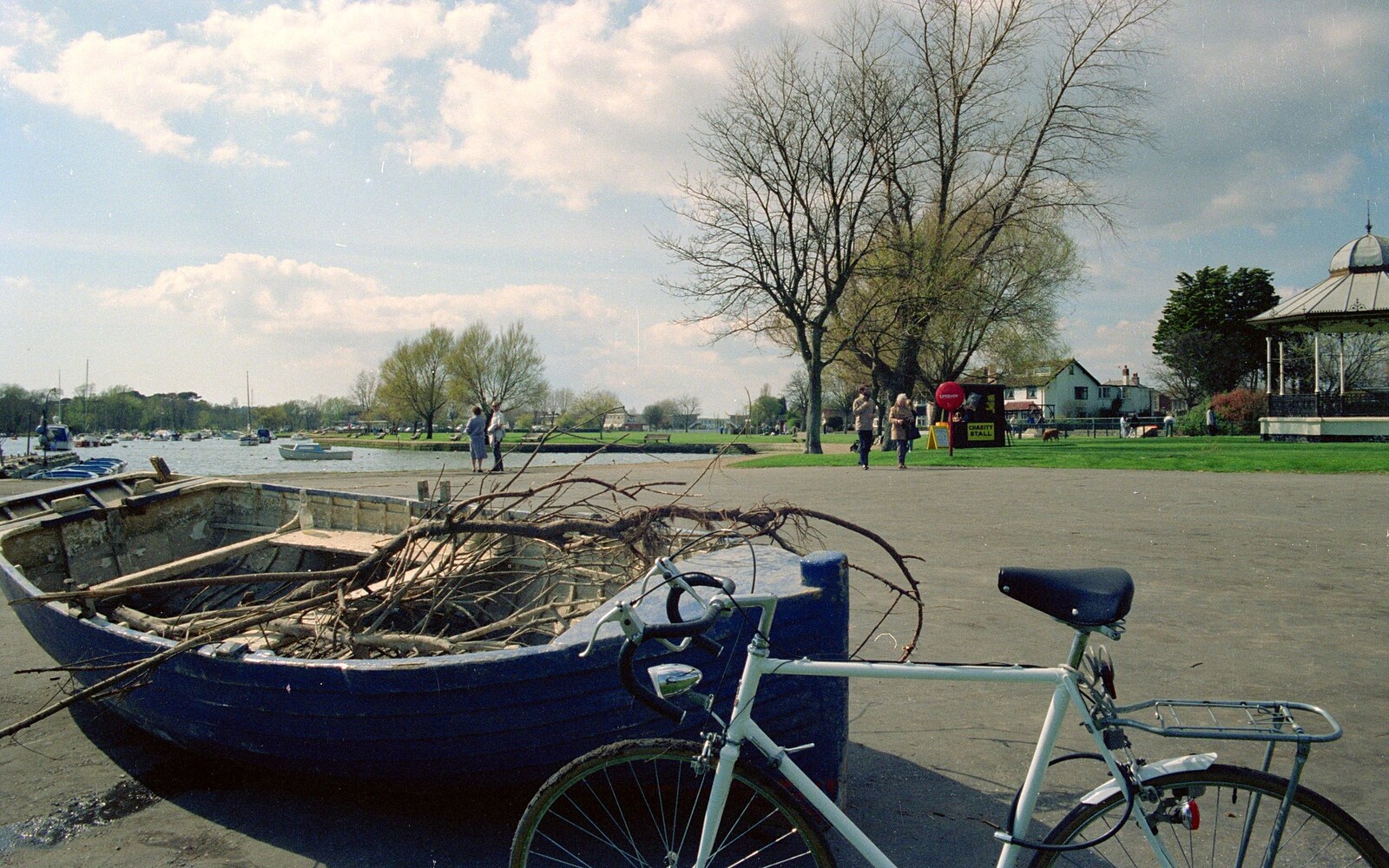 The Vineyard, Christchurch and Pizza, New Milton and the New Forest - 2nd April 1989: Nosher's bike, a boat and the bandstand at Christchurch Quay