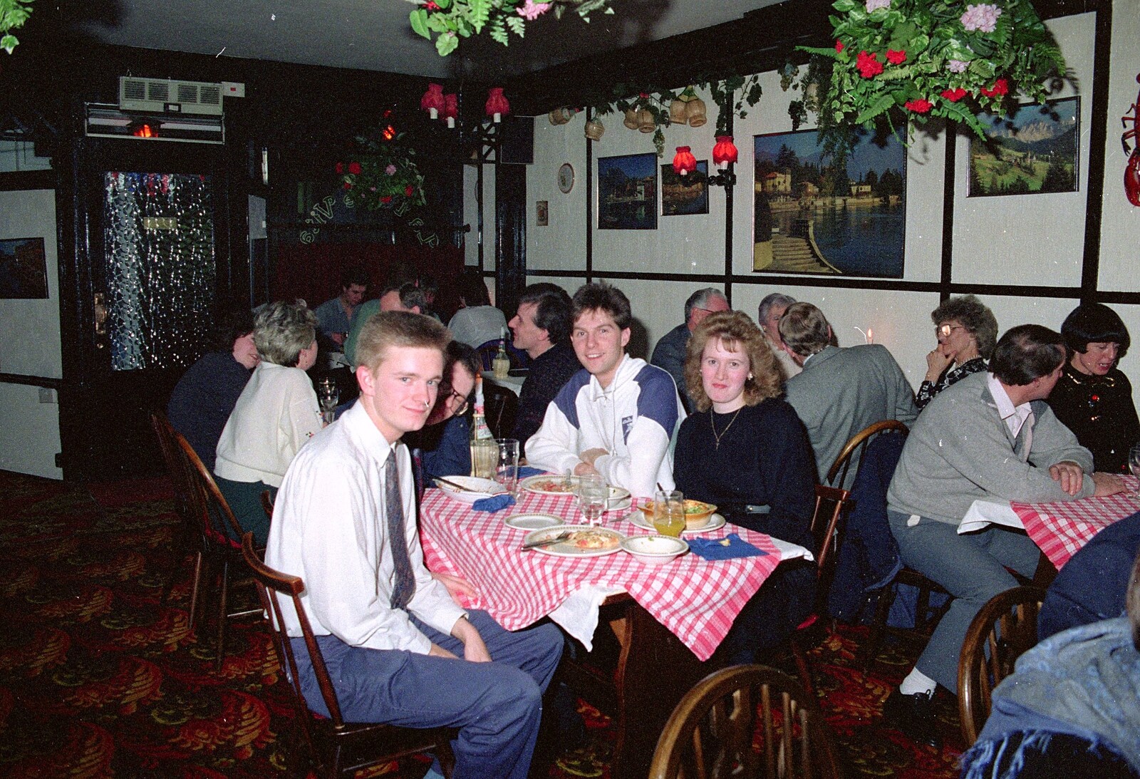 The Vineyard, Christchurch and Pizza, New Milton and the New Forest - 2nd April 1989: Nosher, Hamish (just), Sean and Maria in La Dolce Vita