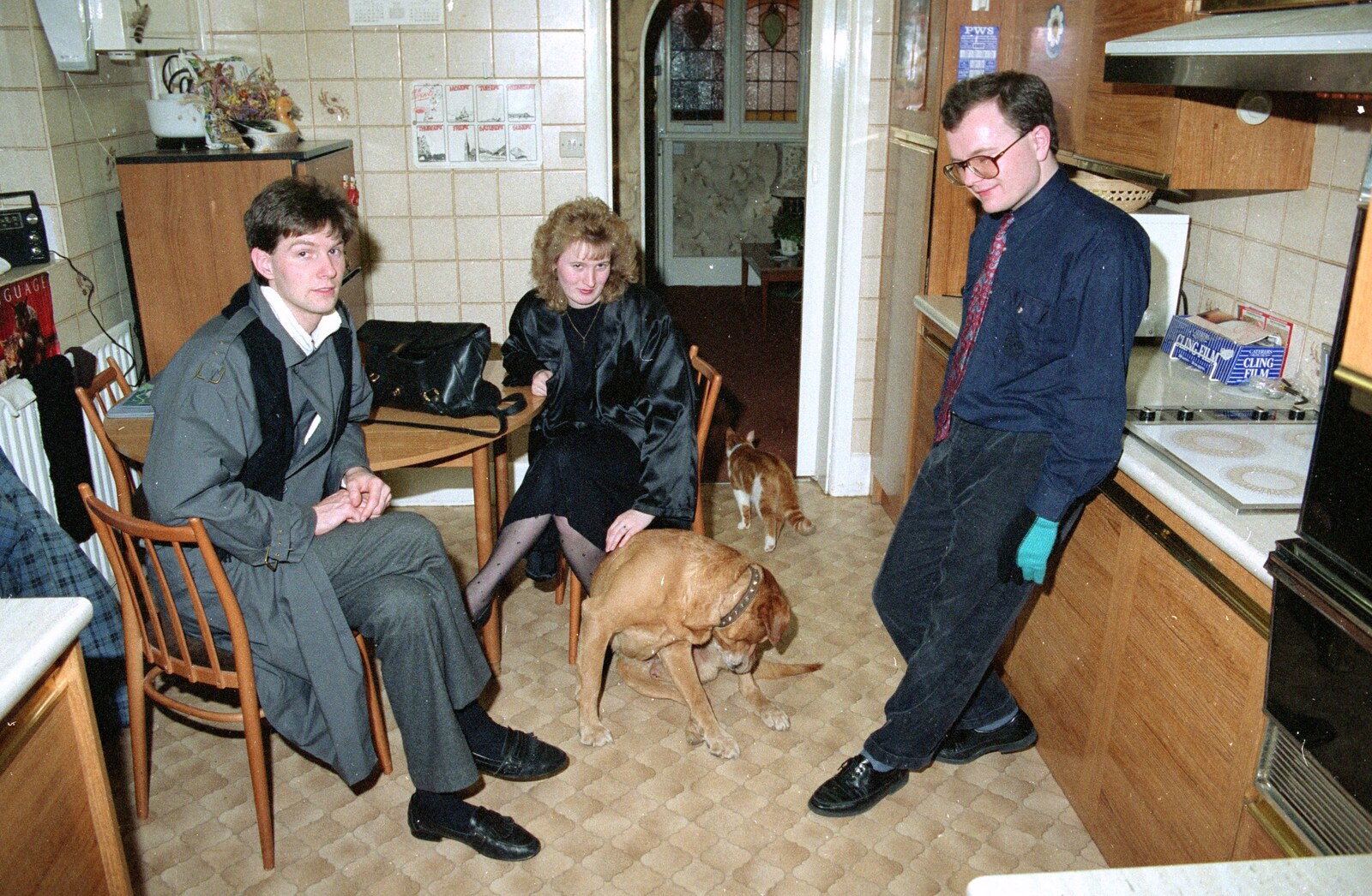 The Vineyard, Christchurch and Pizza, New Milton and the New Forest - 2nd April 1989: Sean, Maria and Hamish in Hamish's kitchen, waiting for pizza